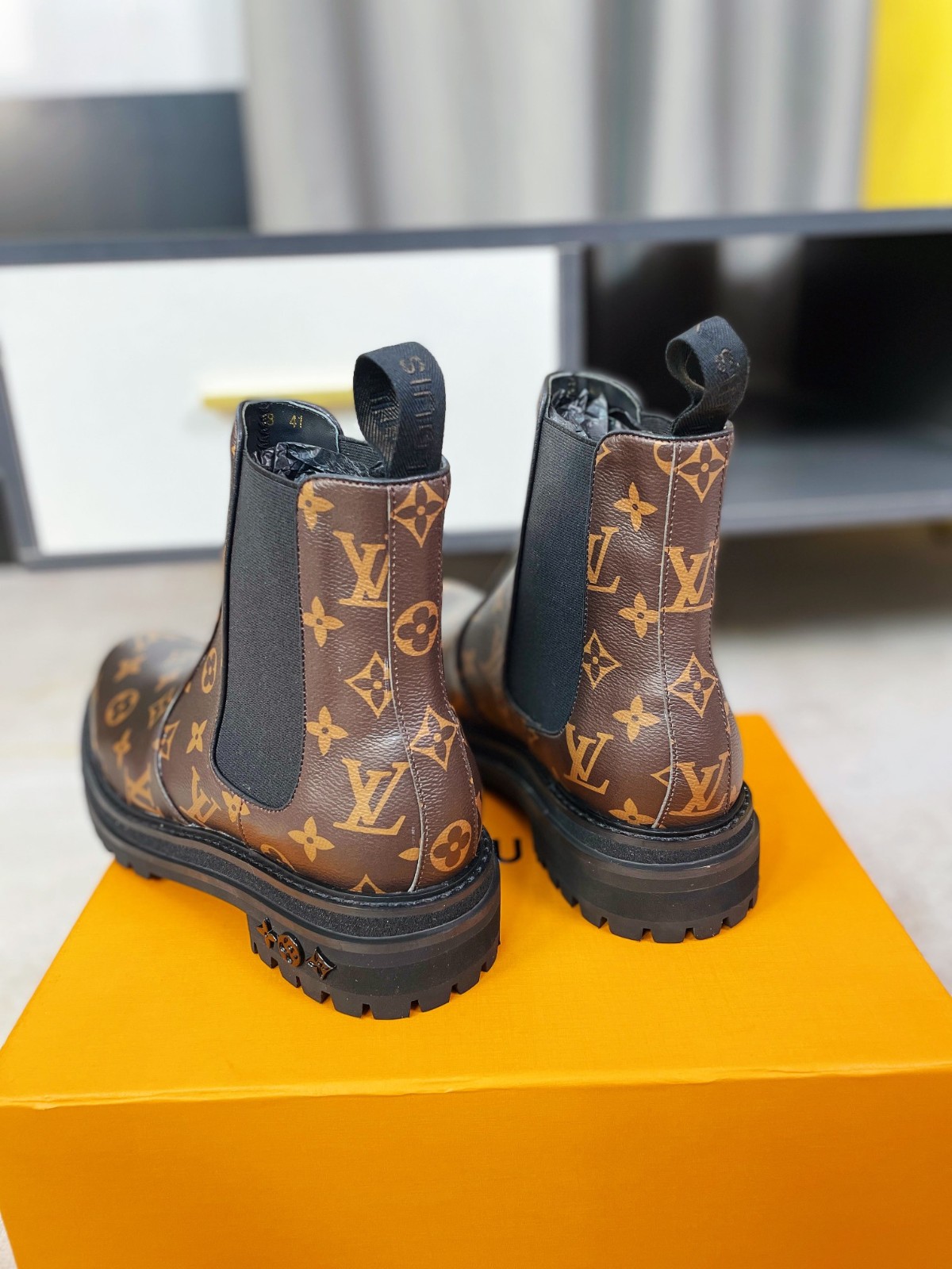 118 040#001-LV-shoes-06-Yupoo-2022SS
