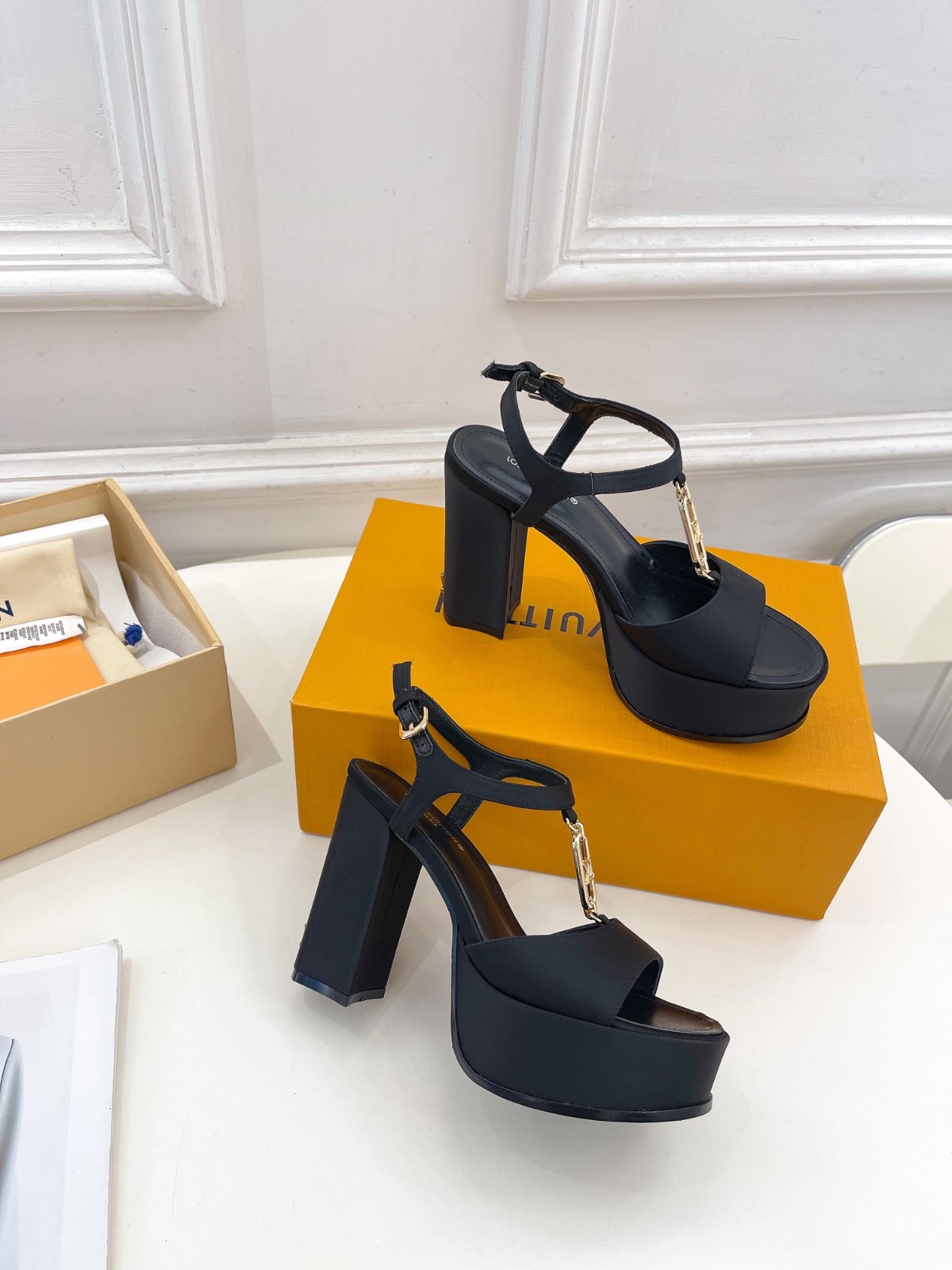 120 012#001-LV-shoes-01-2023SS