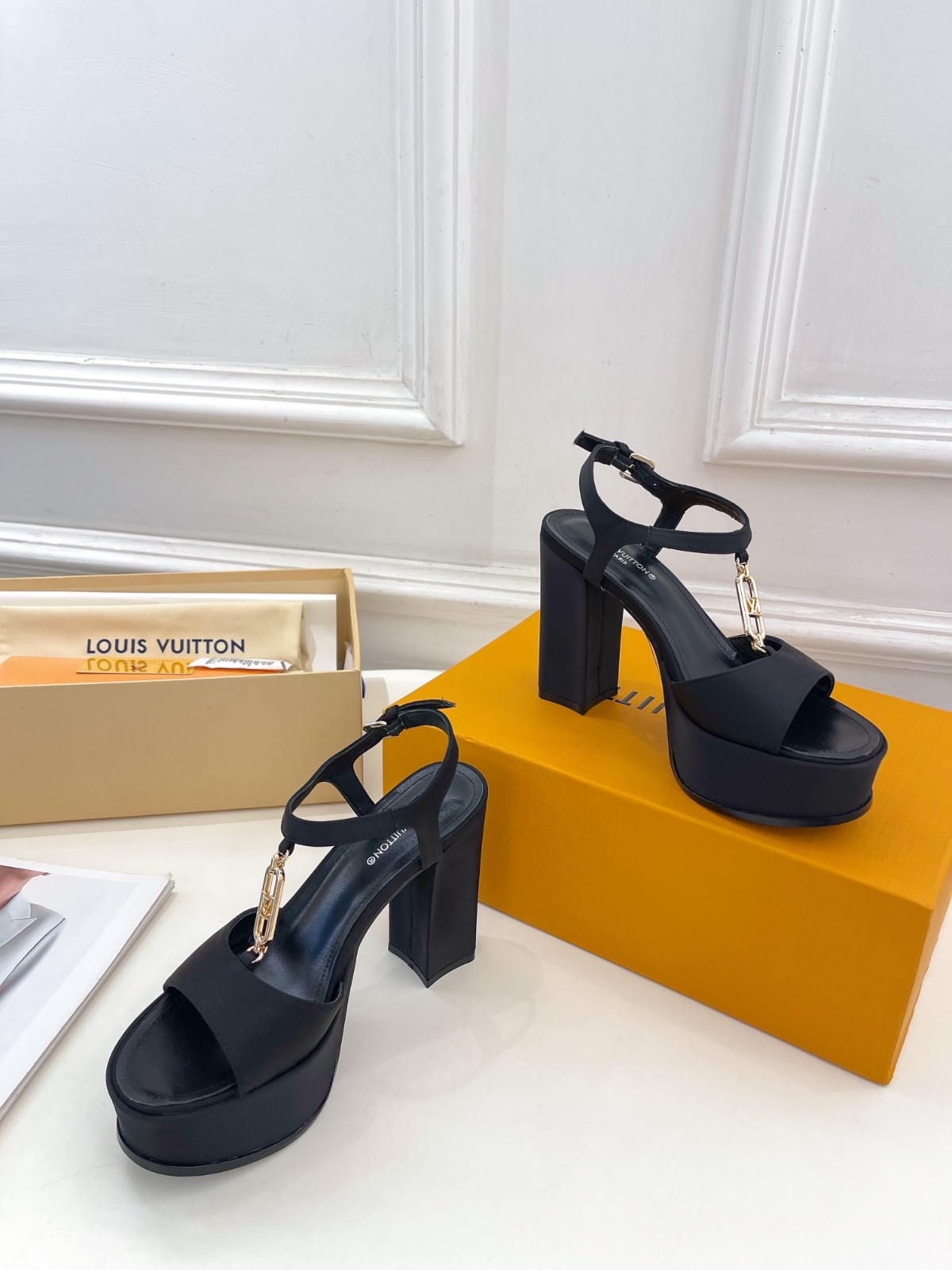 120 012#001-LV-shoes-01-2023SS