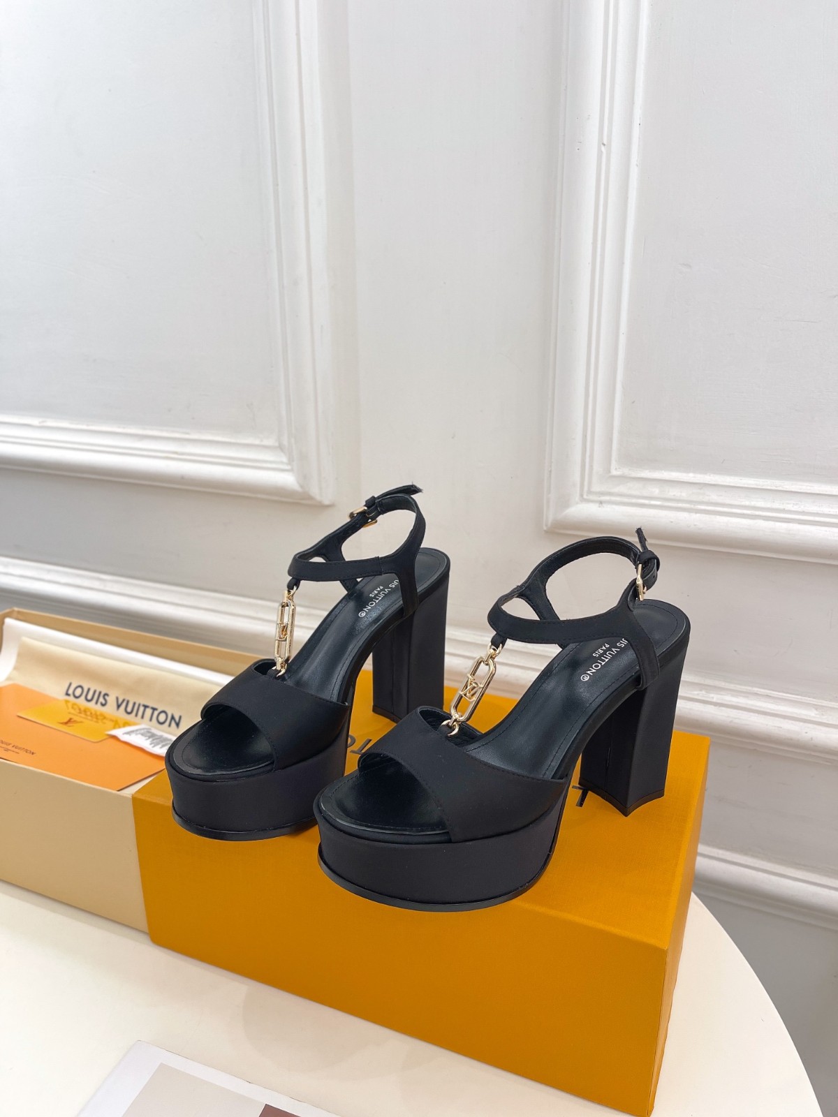 120 012#001-LV-shoes-01-2023SS