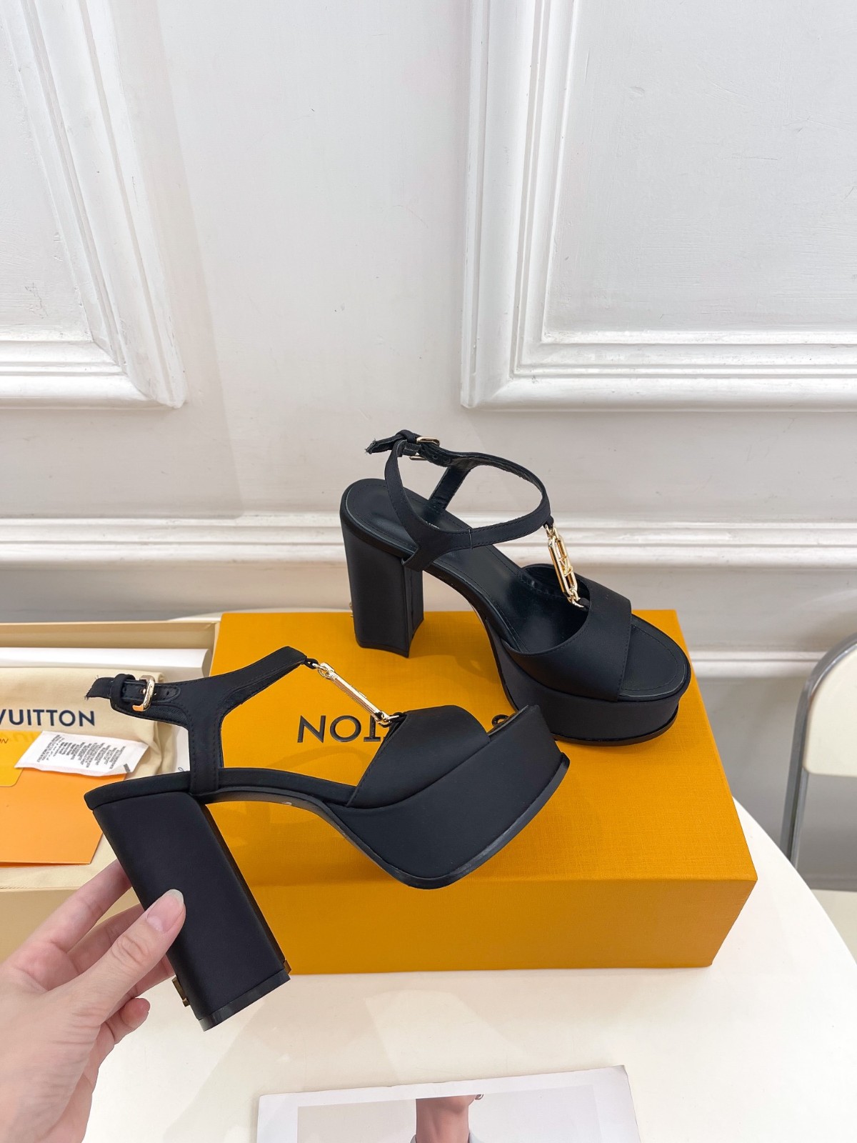 120 012#001-LV-shoes-01-2023SS