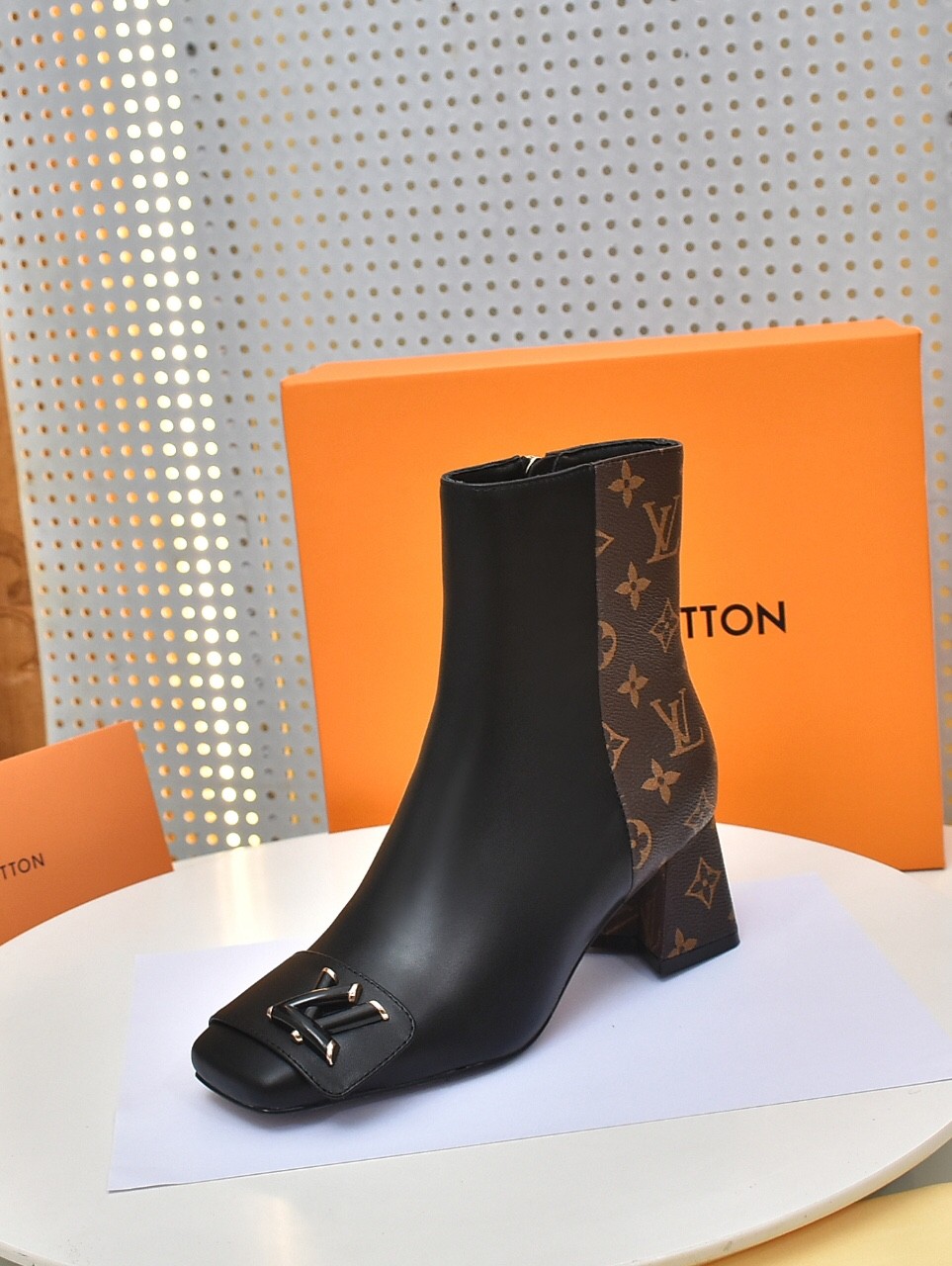 118 010#001-LV-shoes-01-2023SS