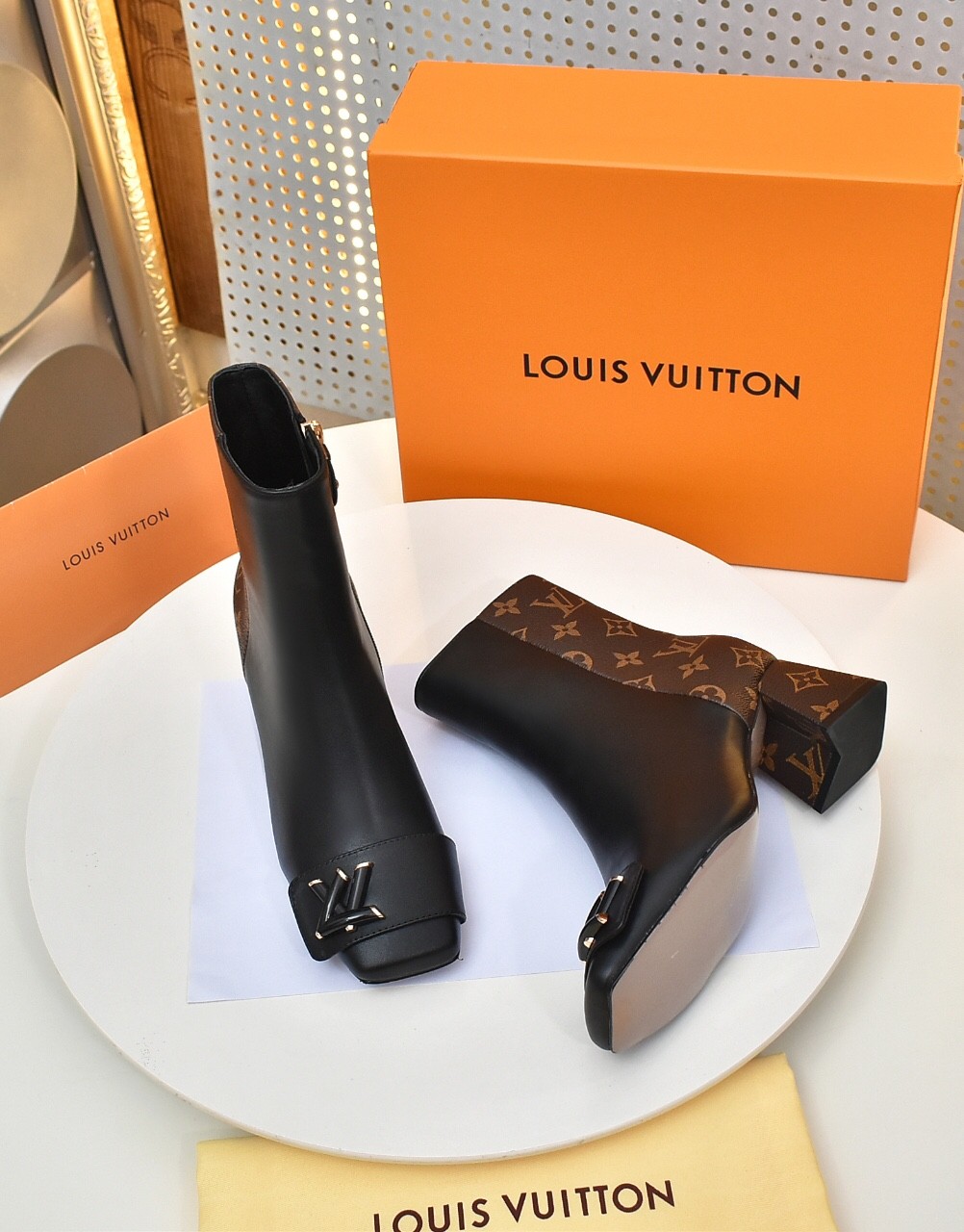 118 010#001-LV-shoes-01-2023SS