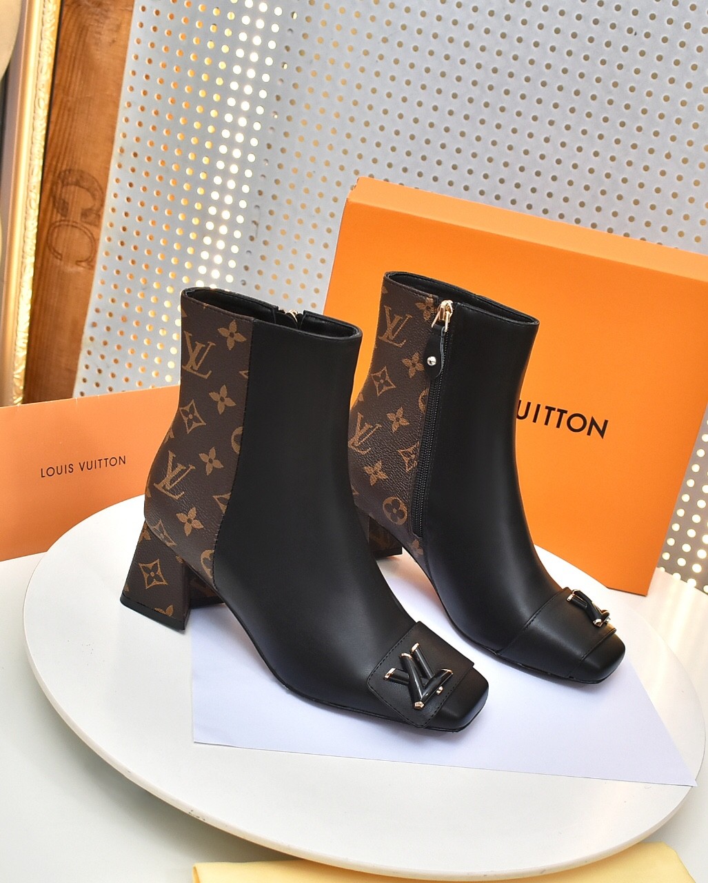 118 010#001-LV-shoes-01-2023SS