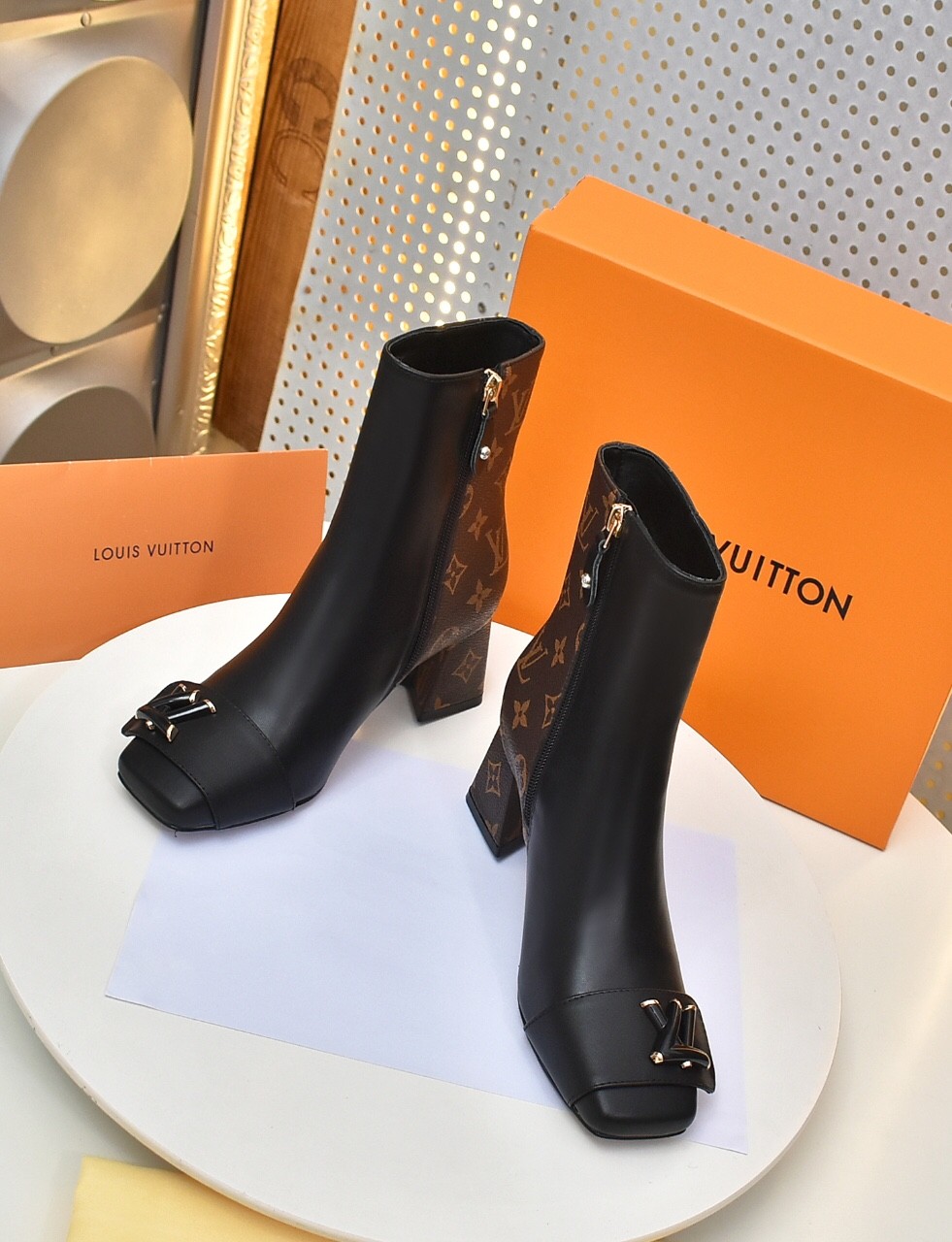 118 010#001-LV-shoes-01-2023SS