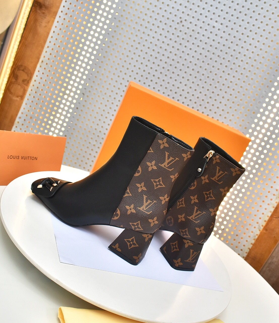 118 010#001-LV-shoes-01-2023SS