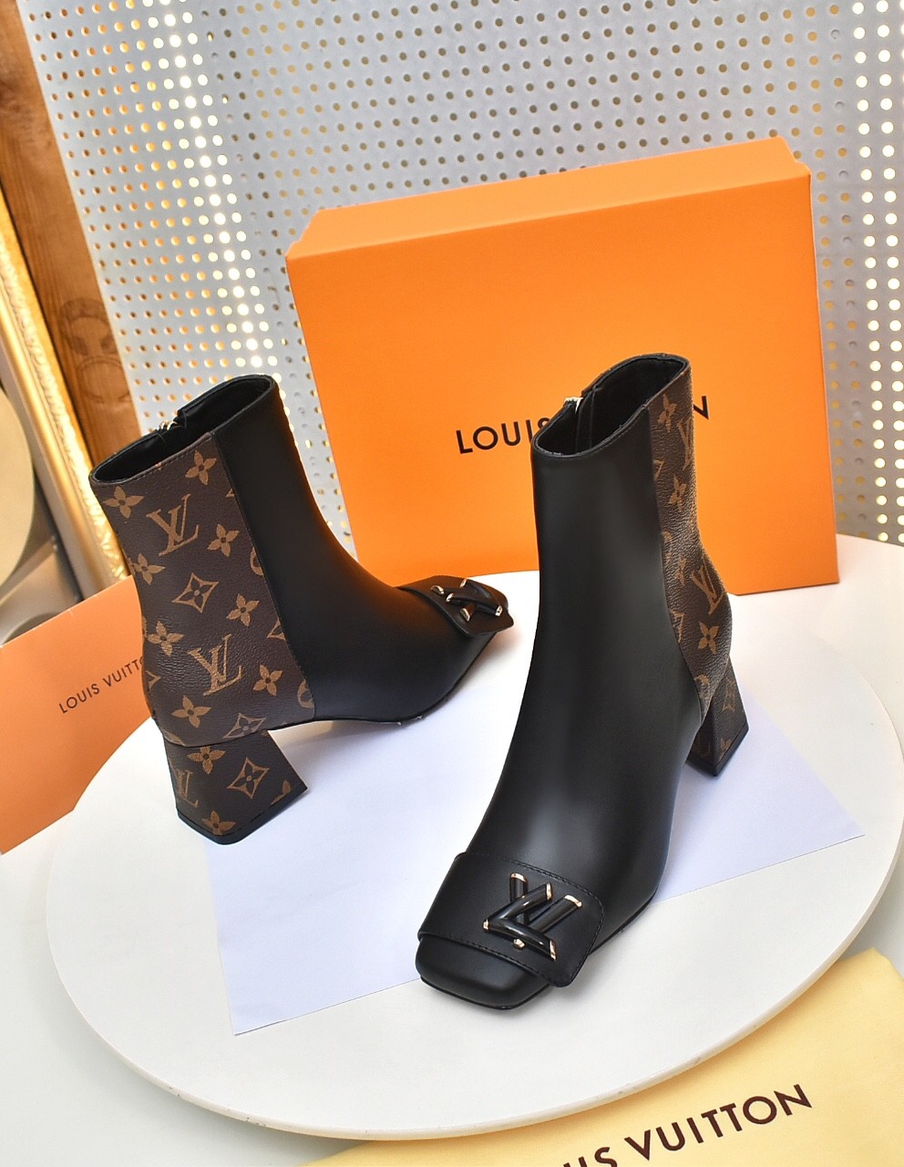 118 010#001-LV-shoes-01-2023SS