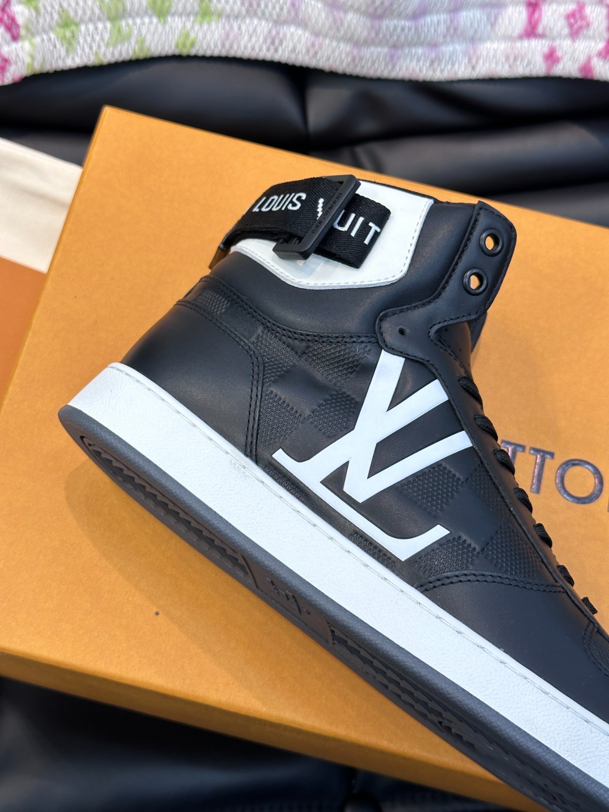 109 060#001-LV-shoes-03-2023SS