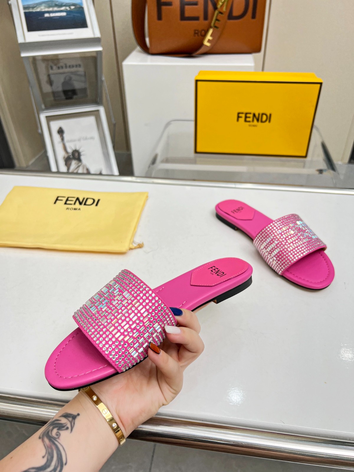 055 22123088 SIZE 35-42