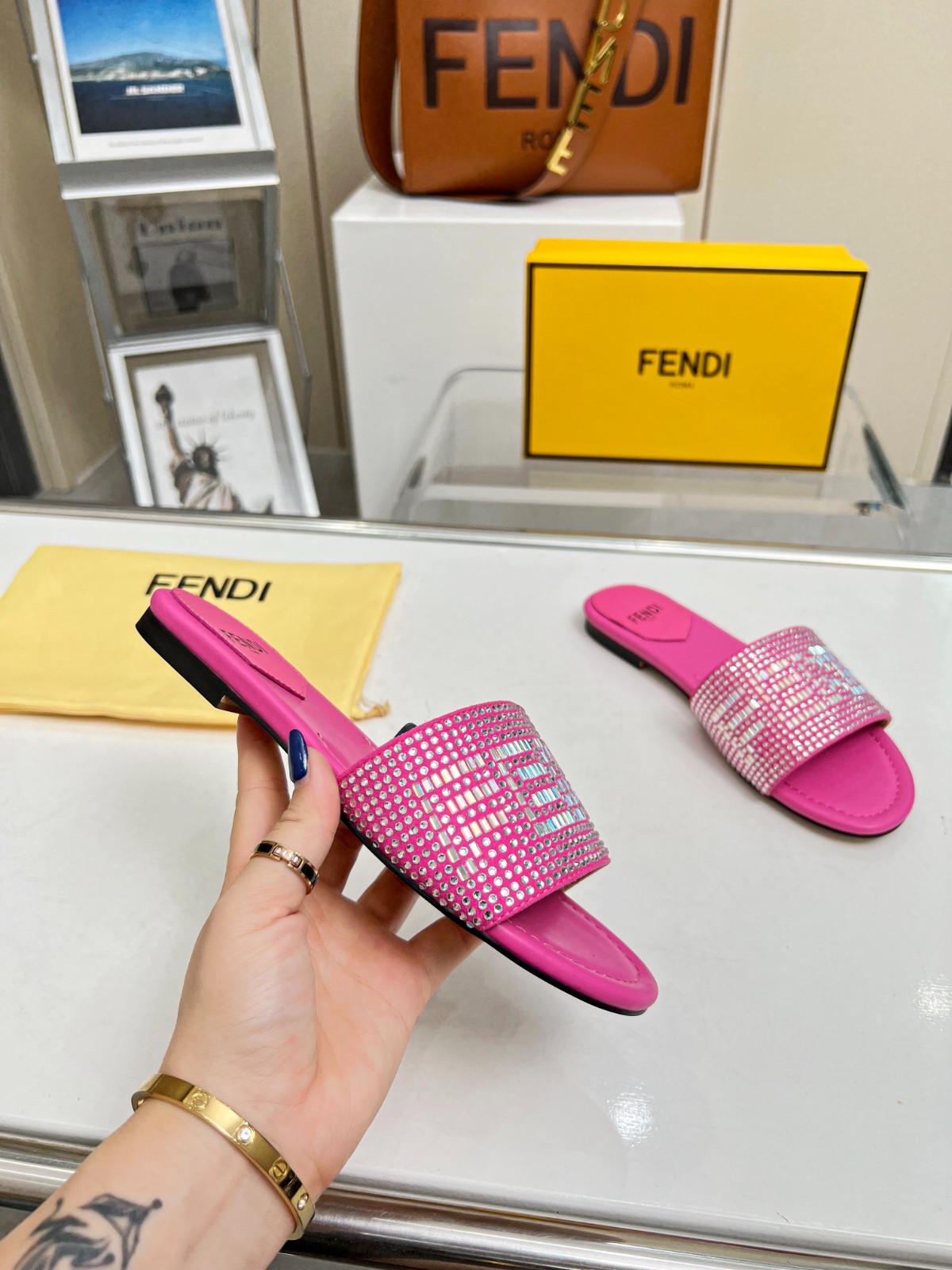 055 22123088 SIZE 35-42
