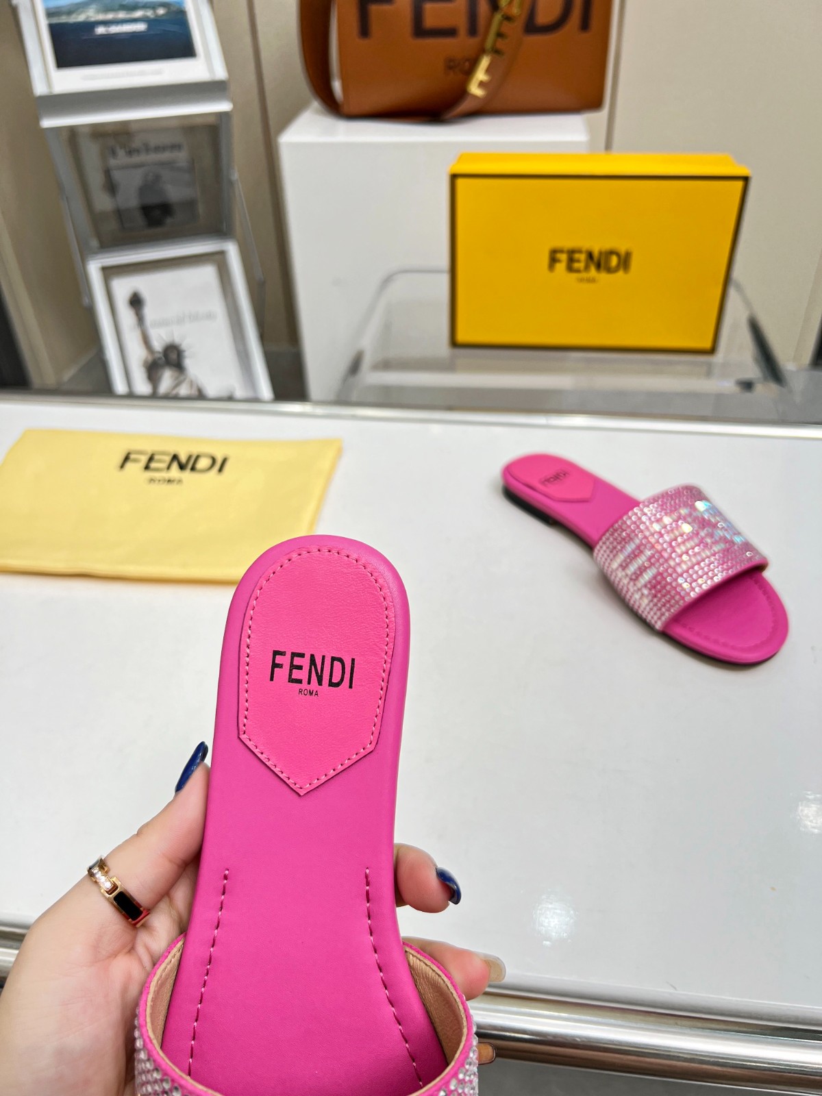 055 22123088 SIZE 35-42