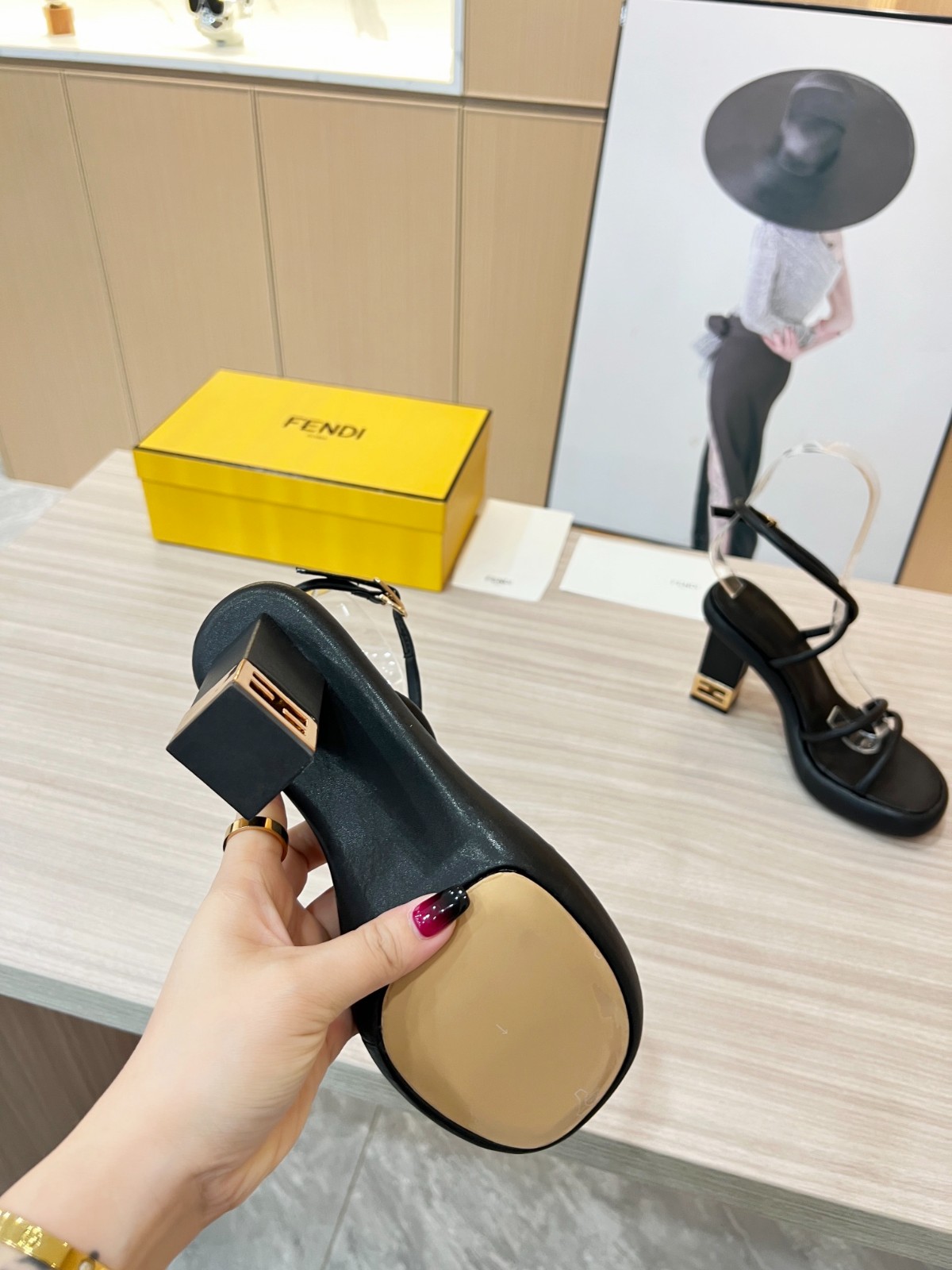 014 30123104  SIZE 35-42
