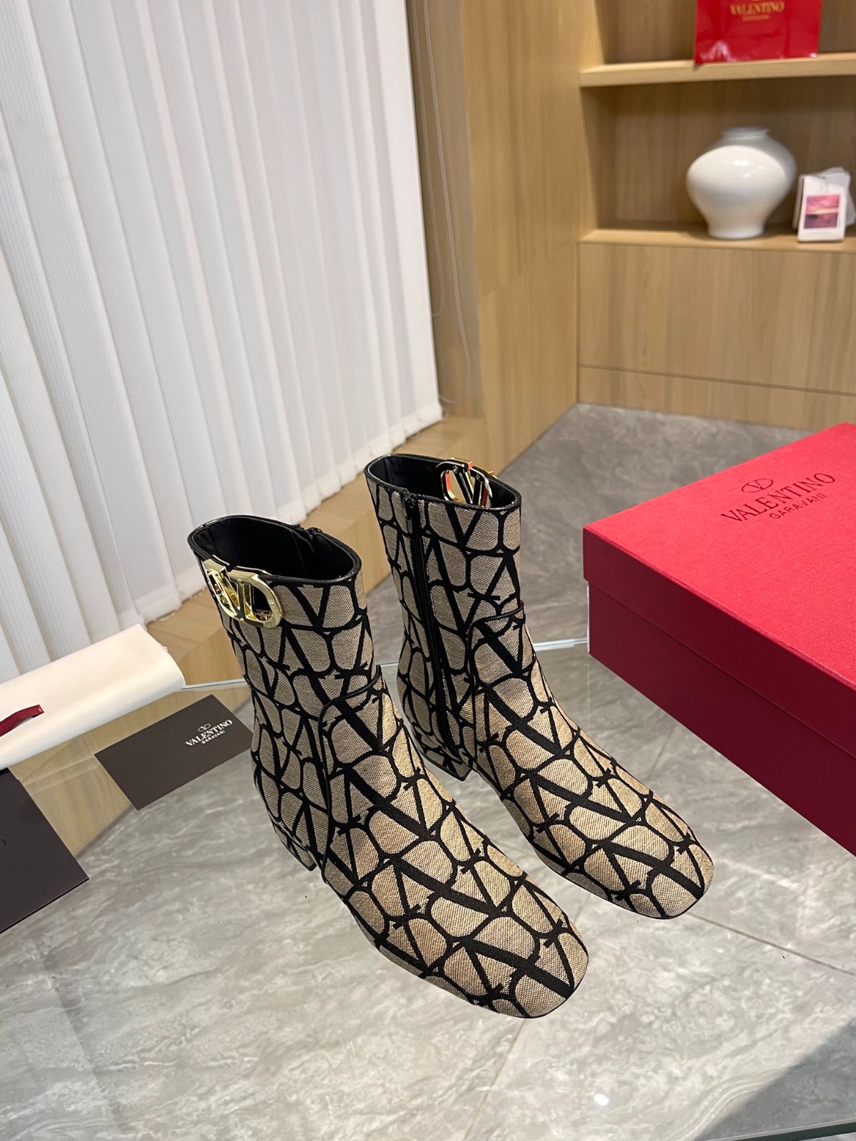 076 017#016-Valentino-shoes-02-2023SS