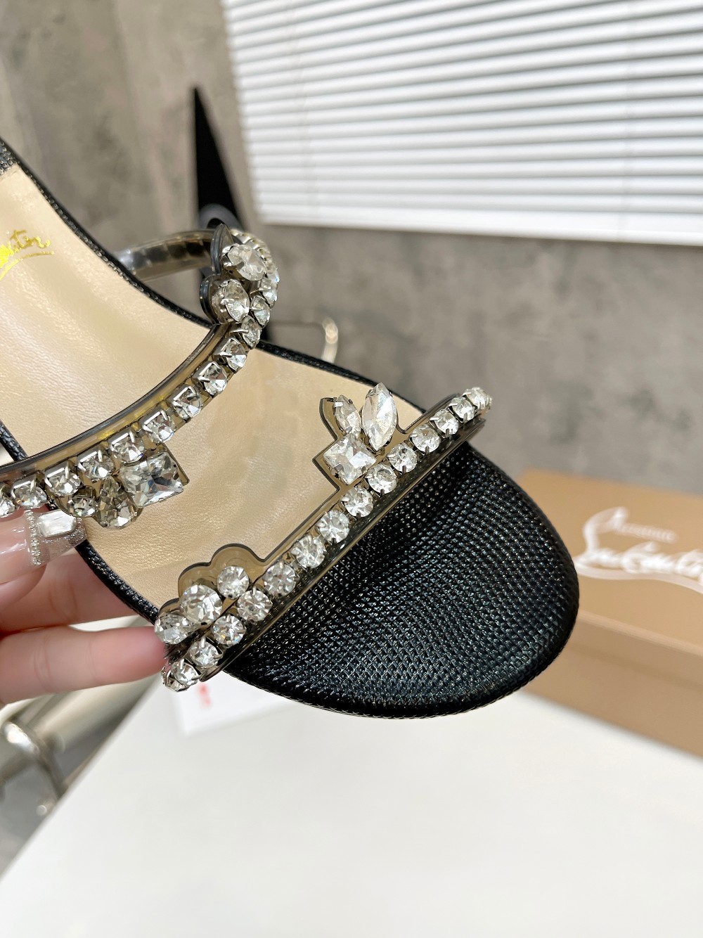 028 19123079  SIZE 35-42