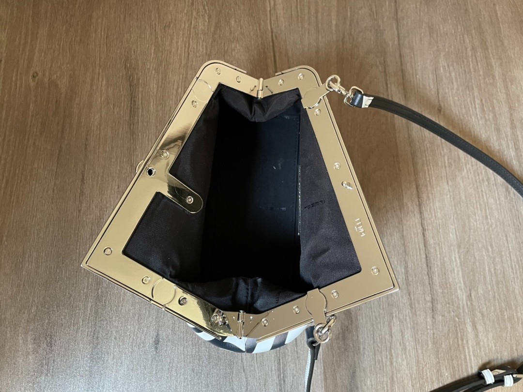030 （32x15x23cm）（26x9.5x18cm）