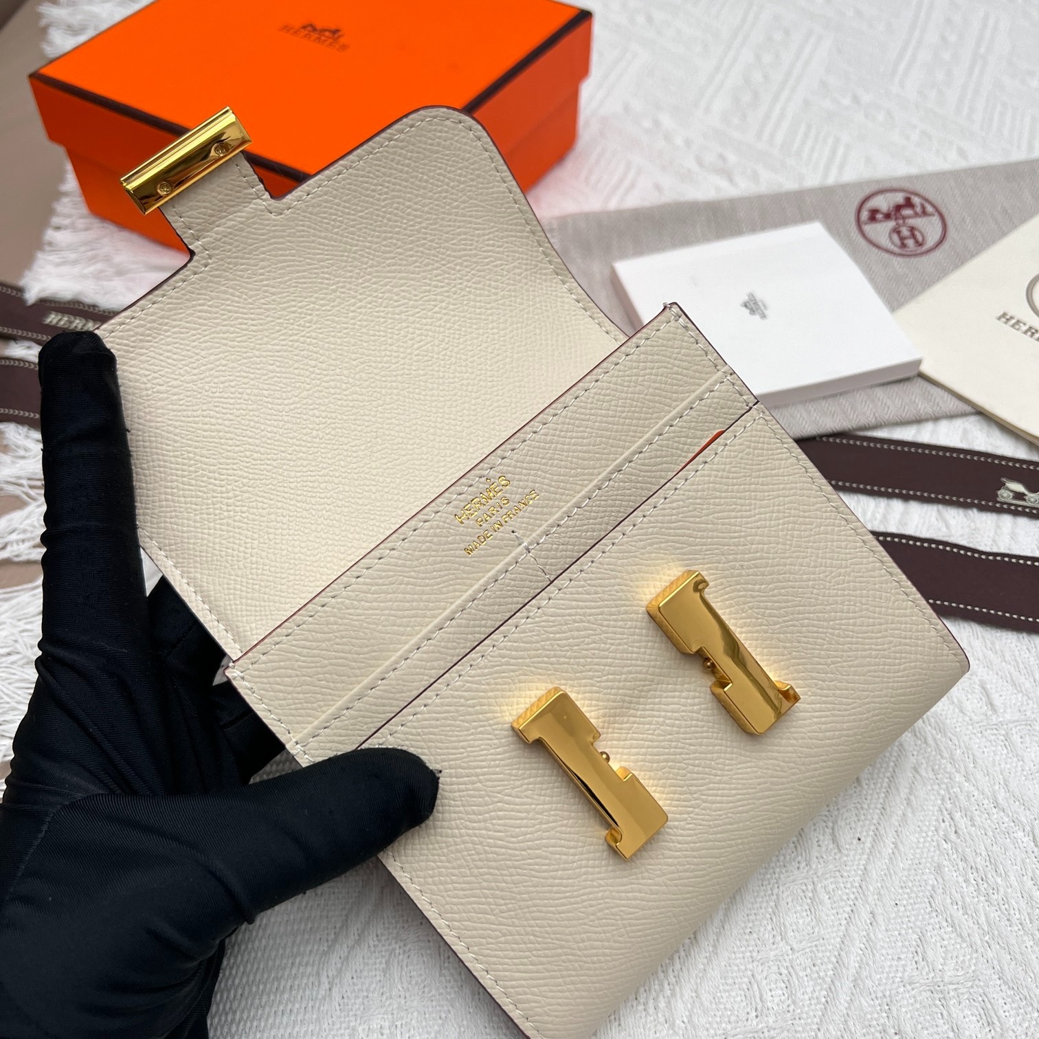 041 040#306-Wallets-02-2023SS