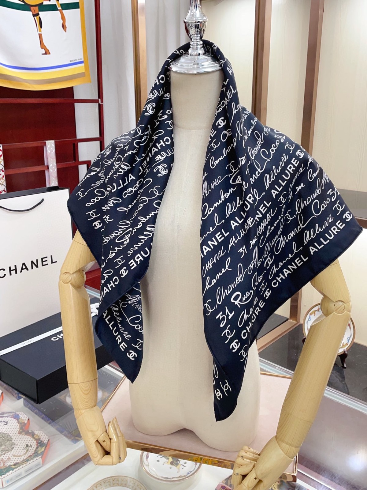 C hanel Scarf