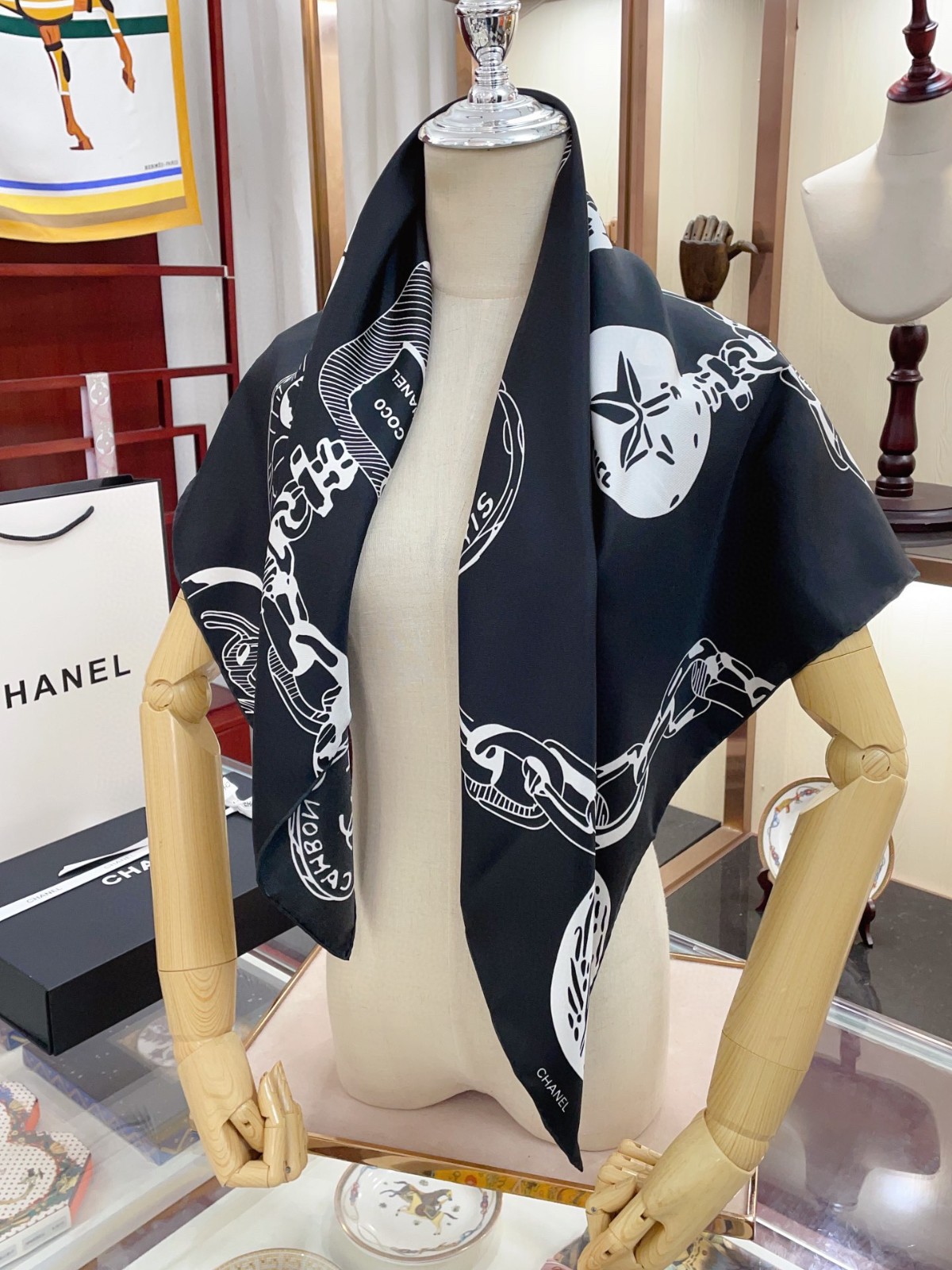 C hanel Scarf