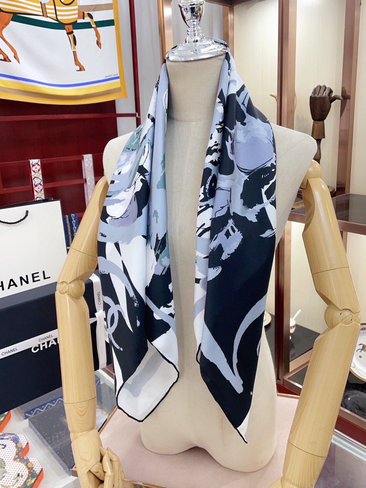 C hanel Scarf