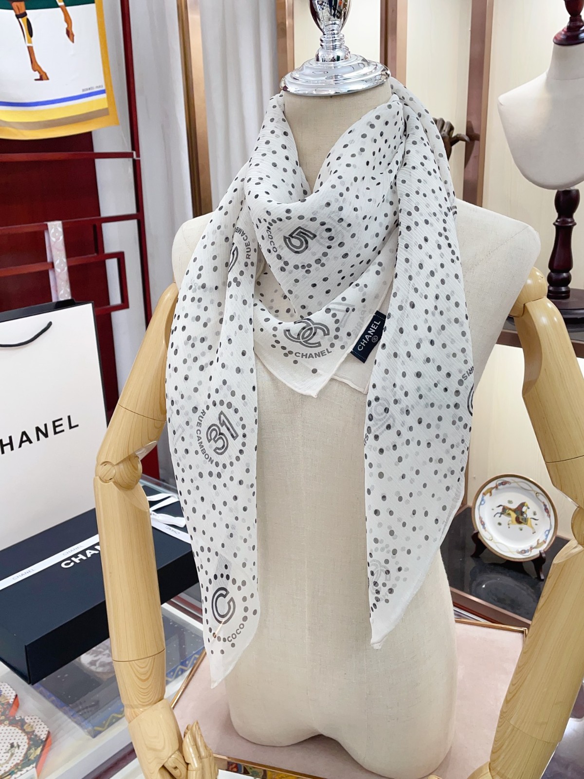 C hanel Scarf