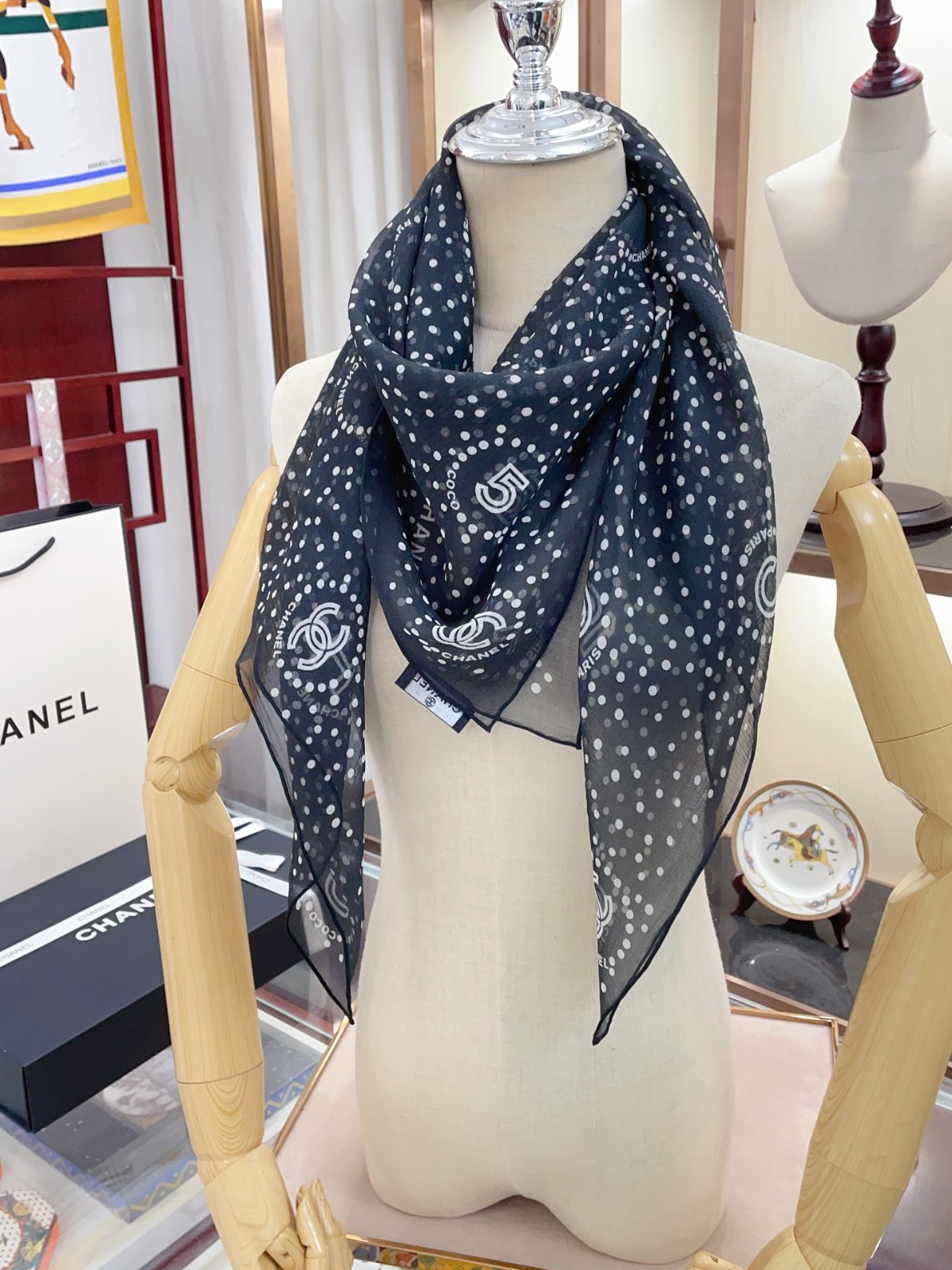 C hanel Scarf