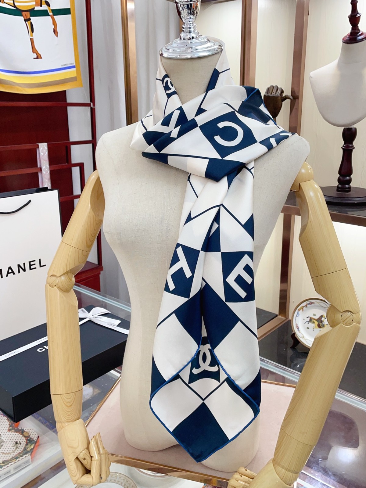 C hanel Scarf