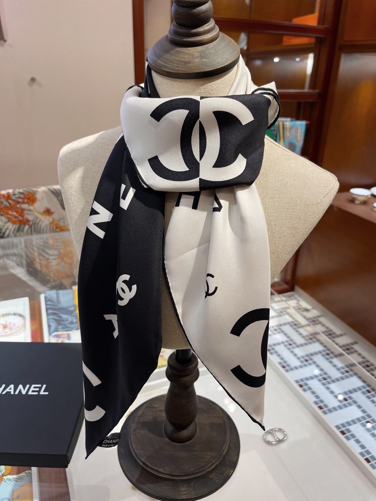 C hanel Scarf