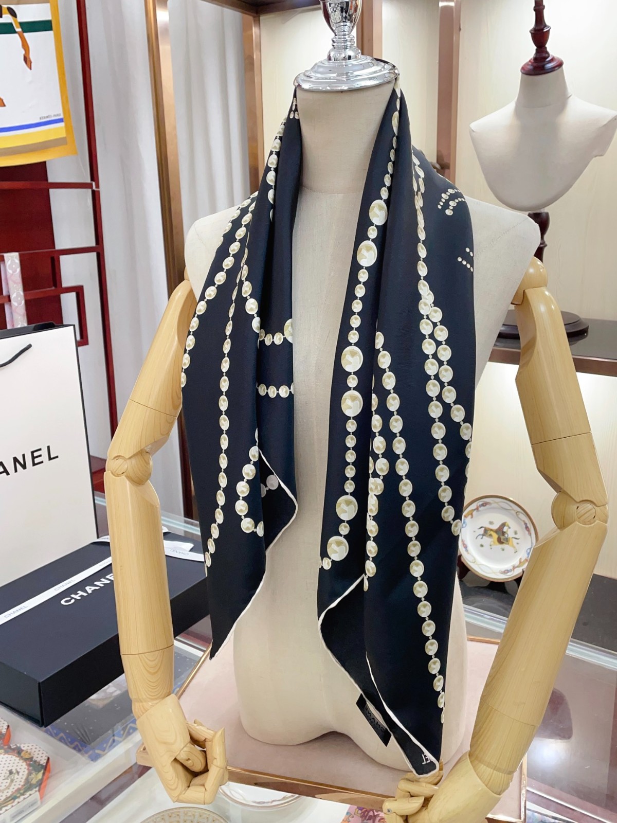 C hanel Scarf