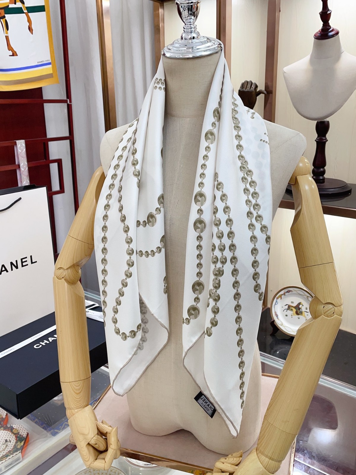 C hanel Scarf