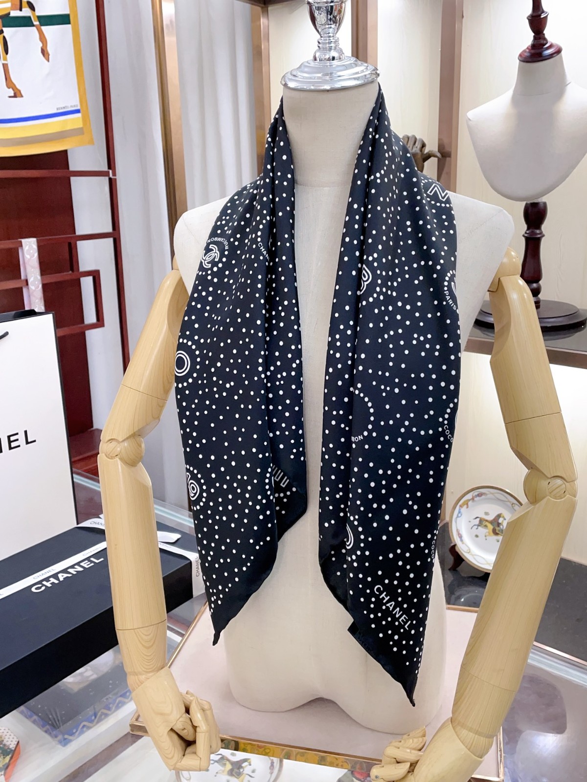 C hanel Scarf