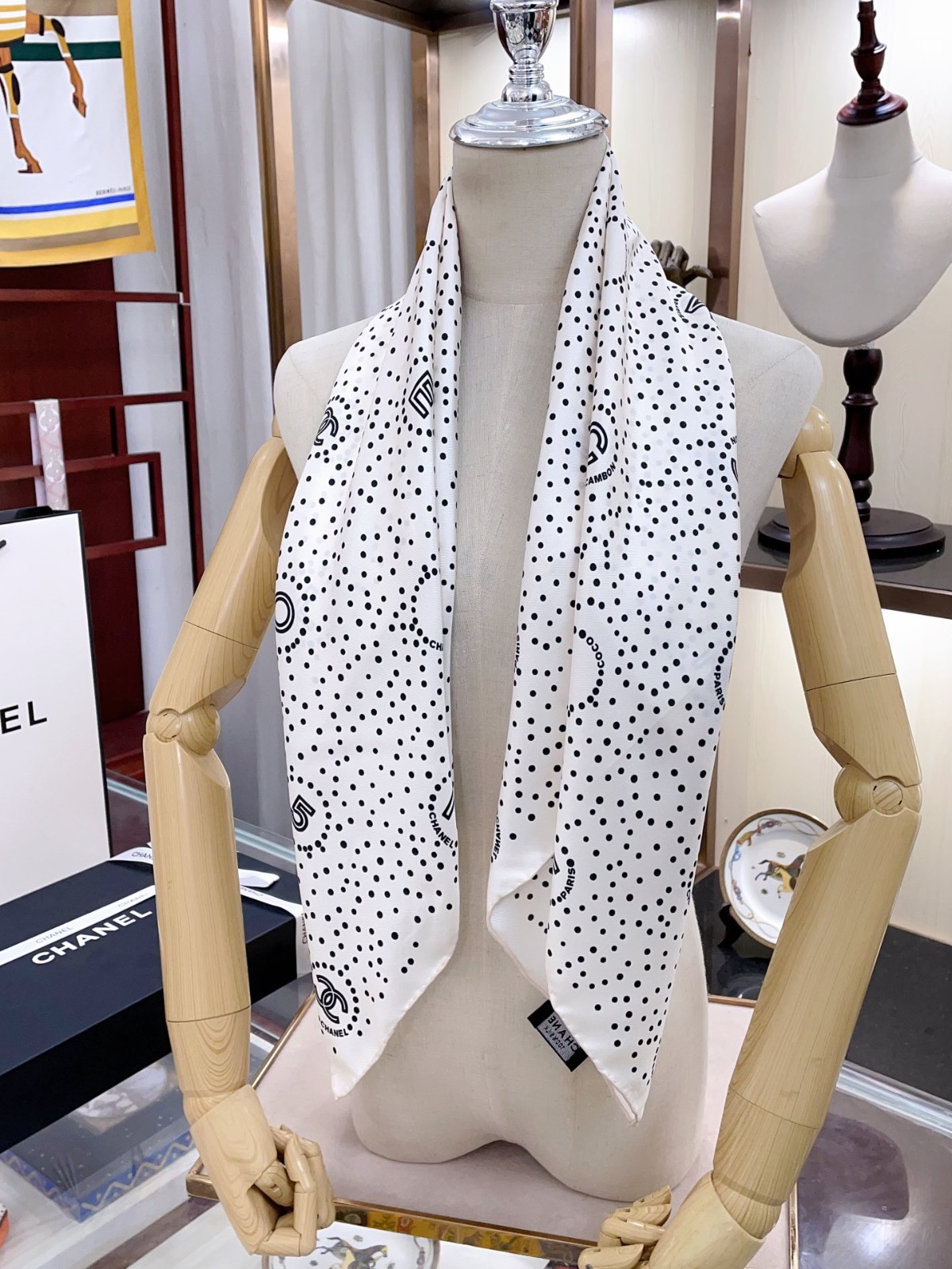 C hanel Scarf