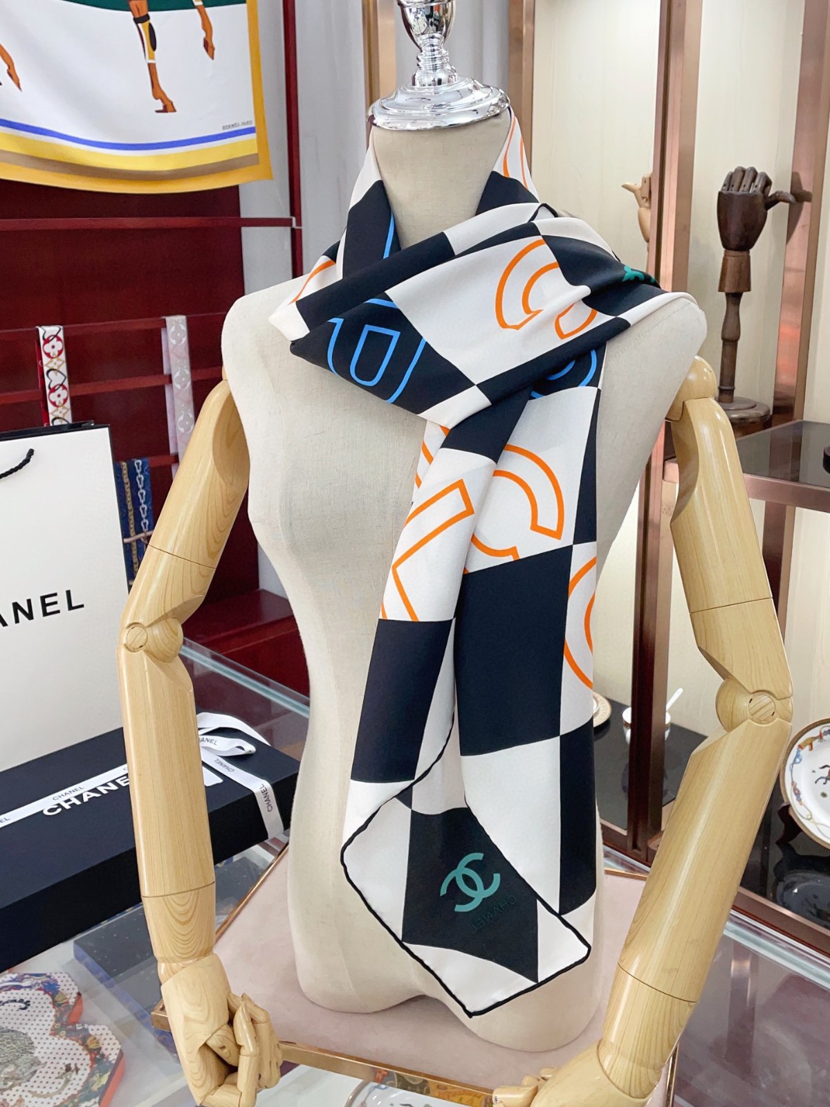 C hanel Scarf