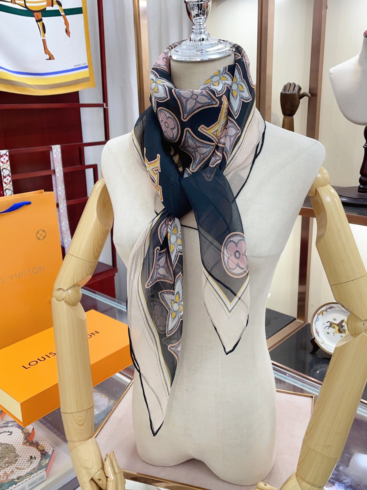 L-V Scarf