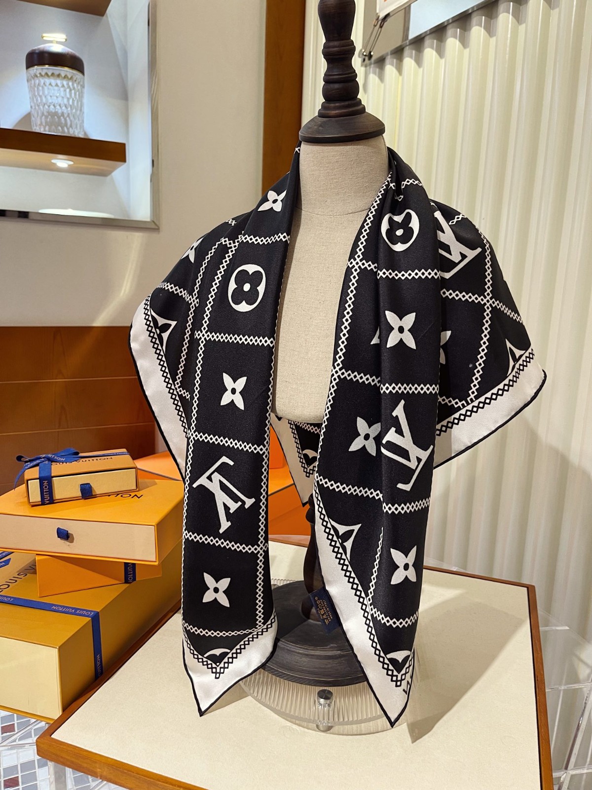 L-V Scarf