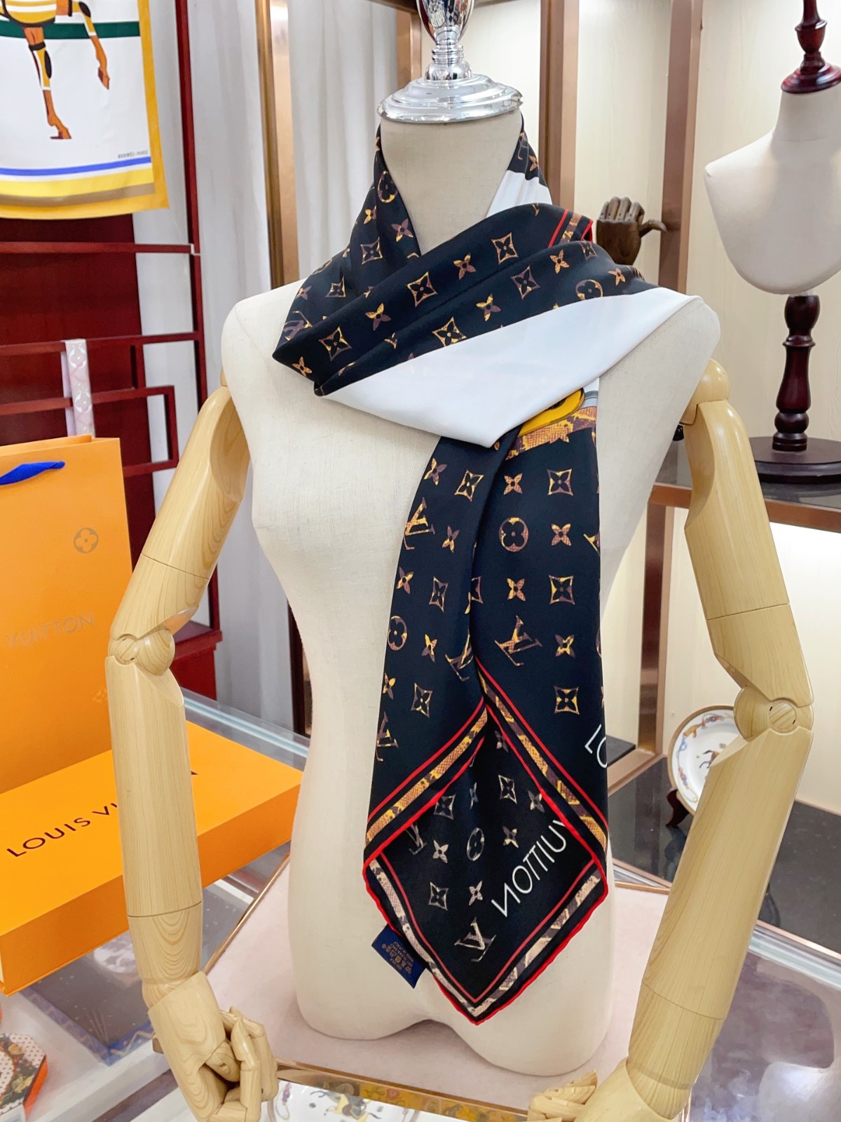 L-V Scarf