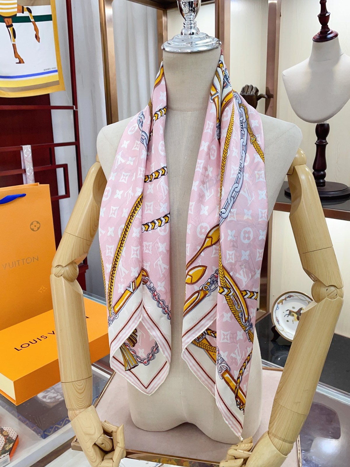 L-V Scarf