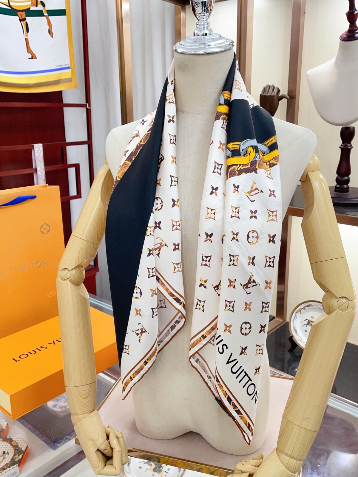 L-V Scarf