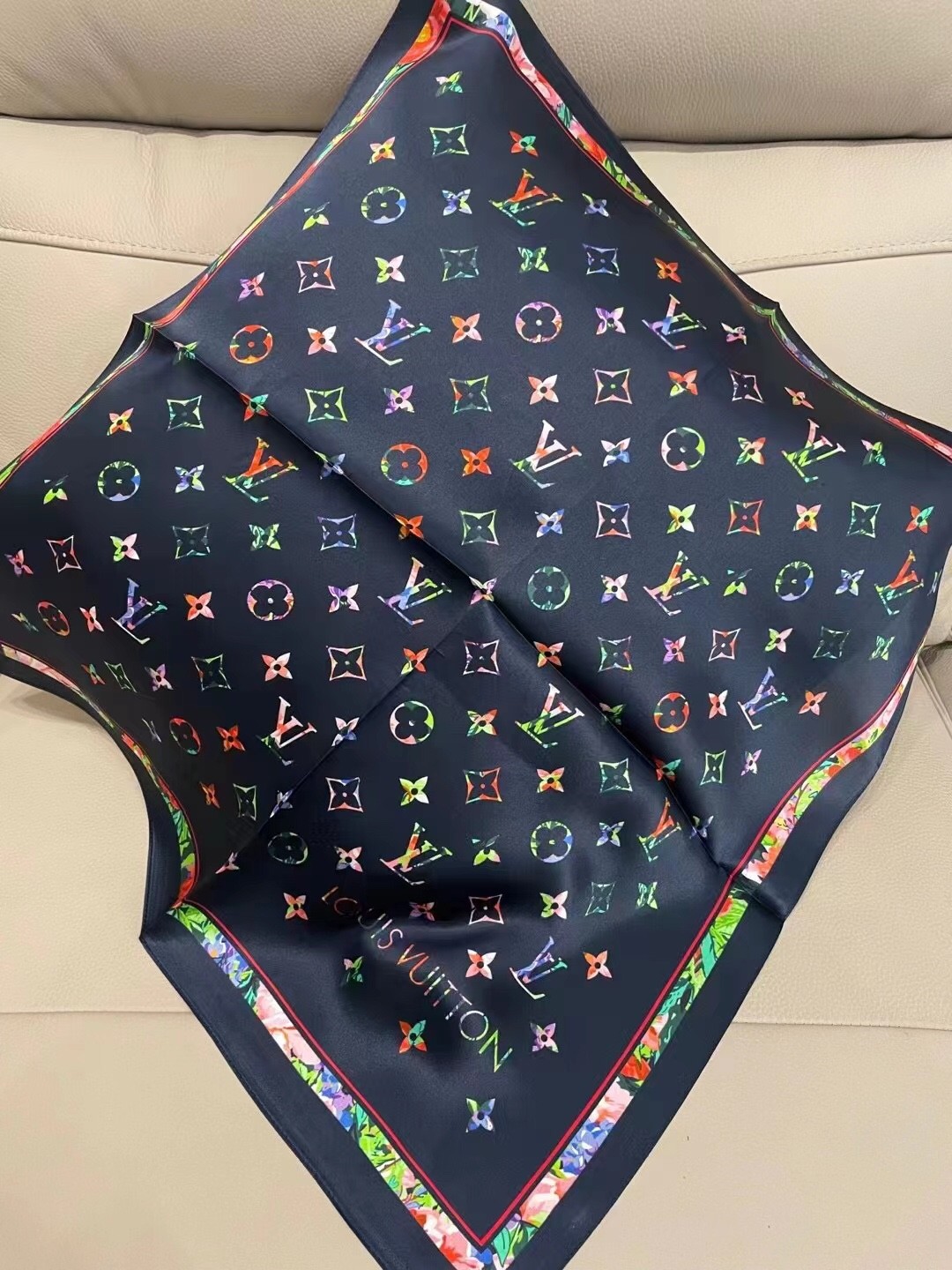L-V Scarf