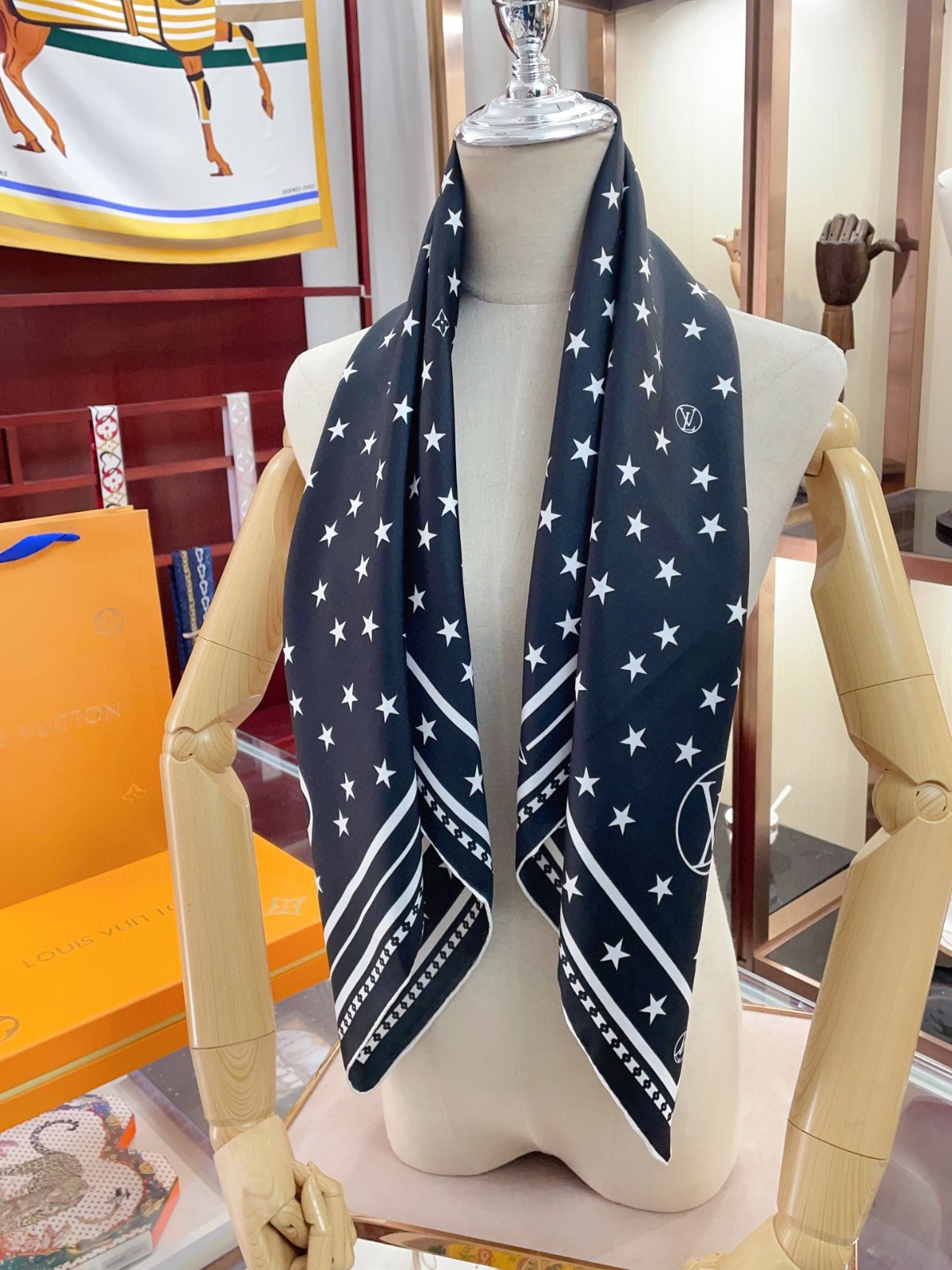 L-V Scarf