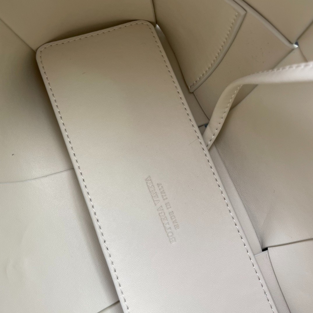 110 073#212-BV-bags-2023SS