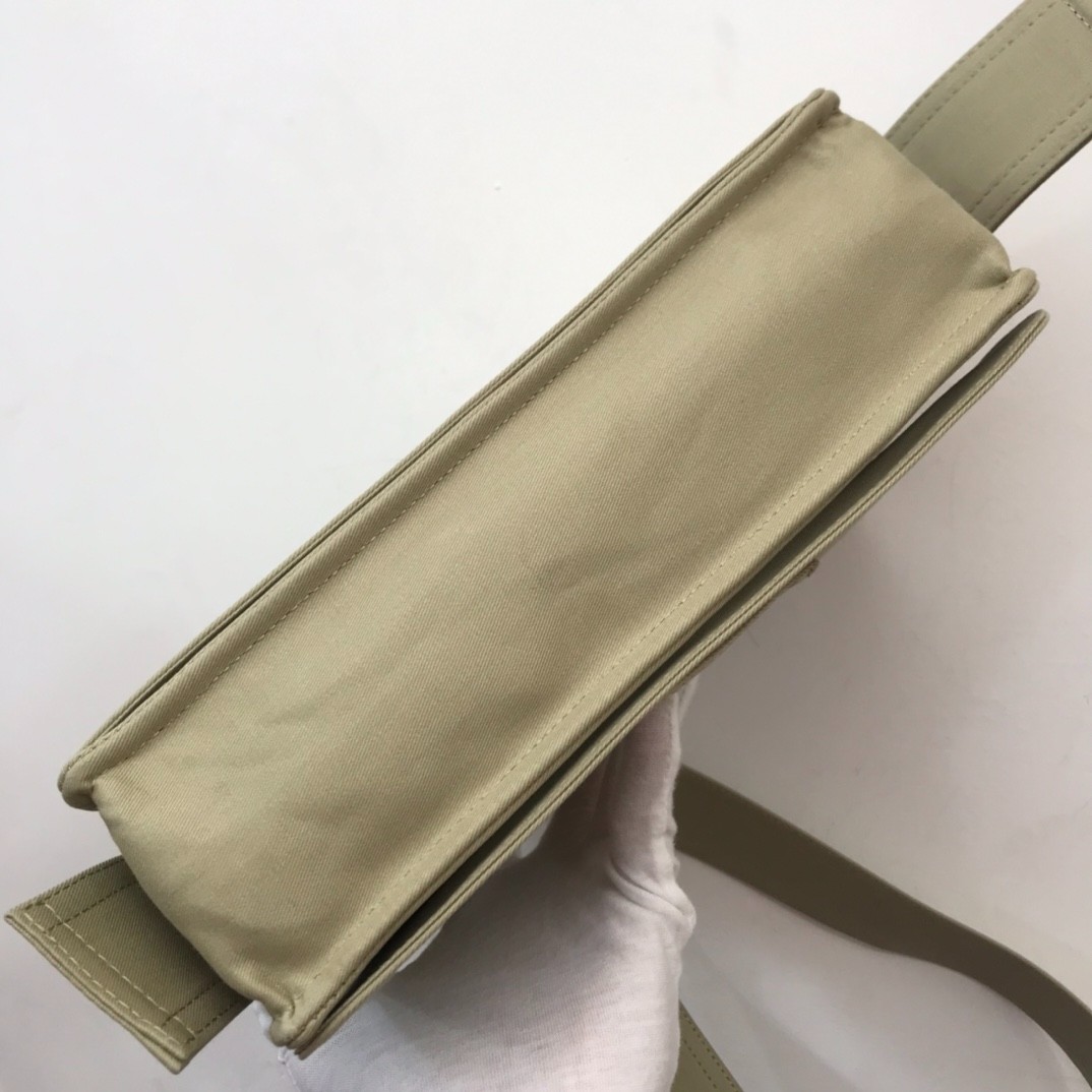 011 （25 x 8 x 16cm）