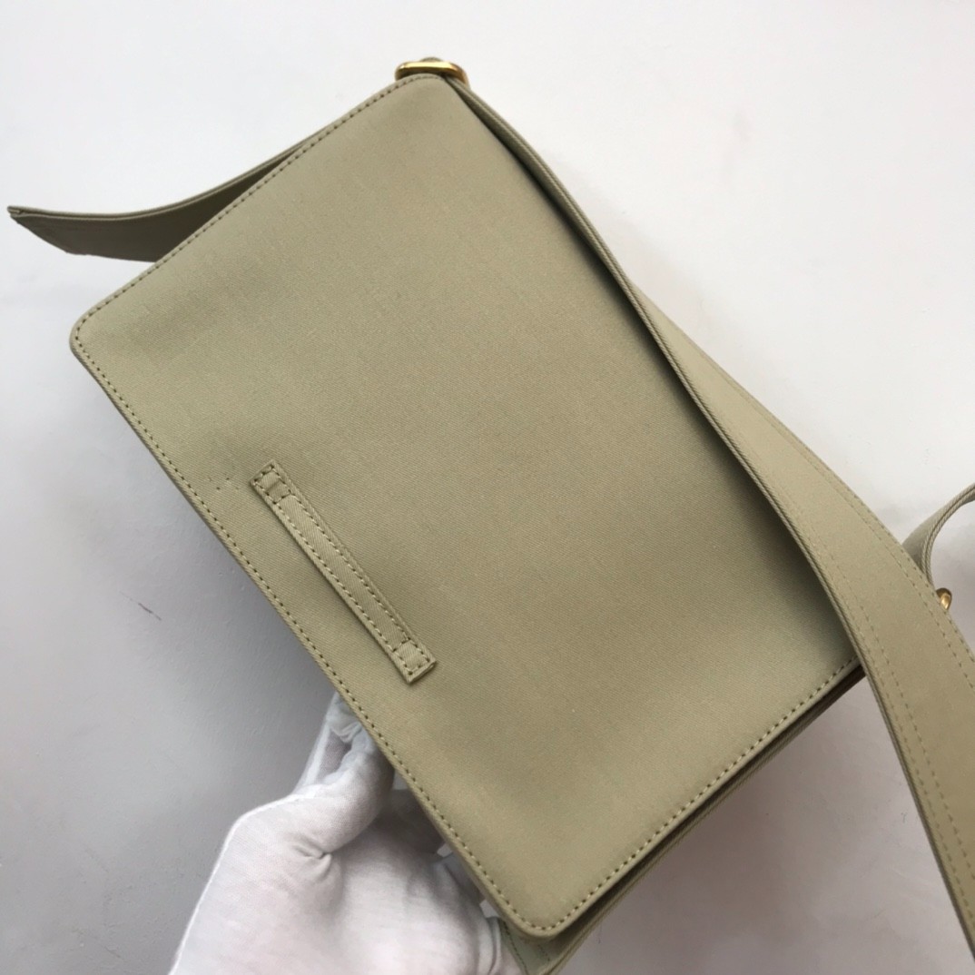 011 （25 x 8 x 16cm）