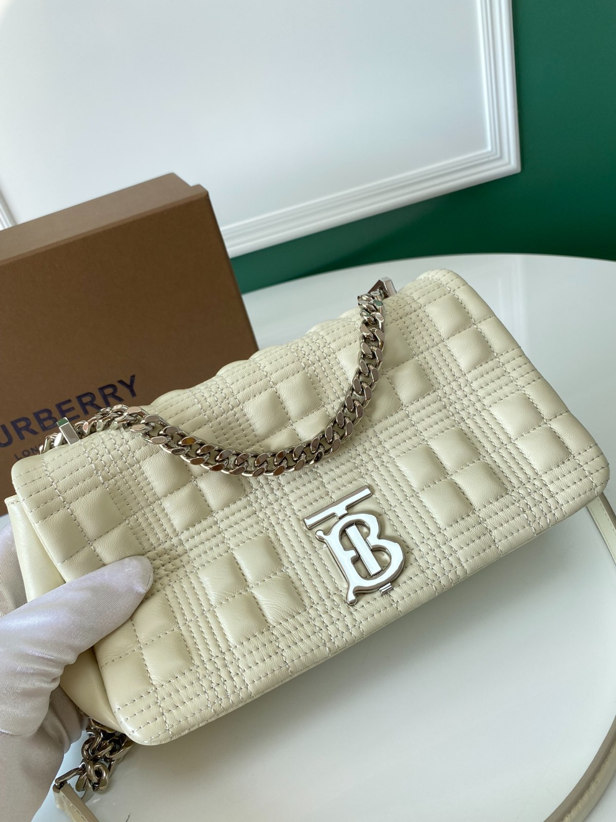 086 68123192 （23 x 6 x 13cm）