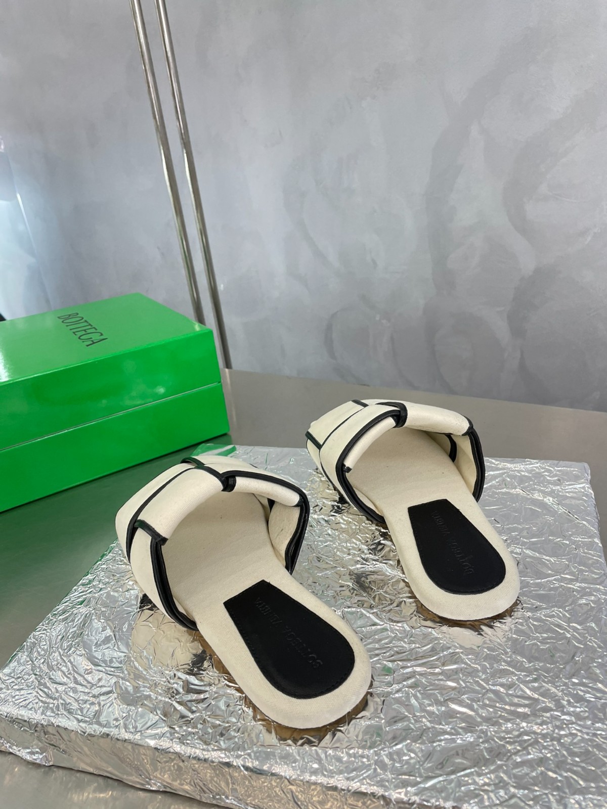 086 033#027-BV-Shoes-02-2023SS