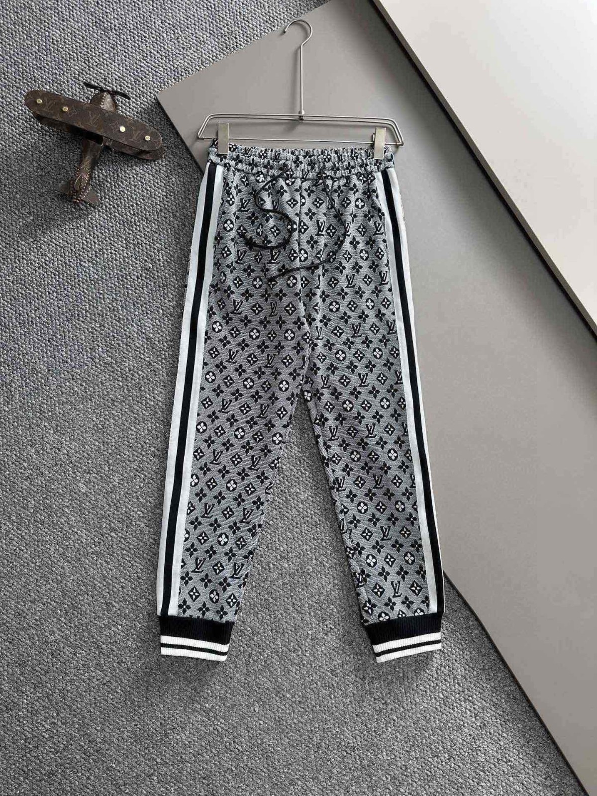 015 015#101-LV-Clothes-02-2024SS