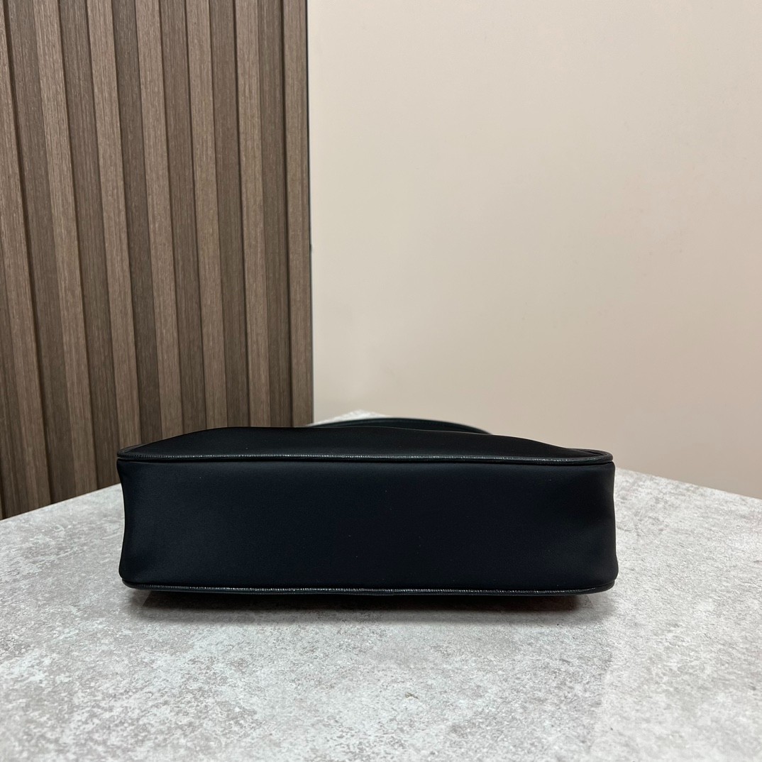 023 32123152 size 22x18x6.5cm