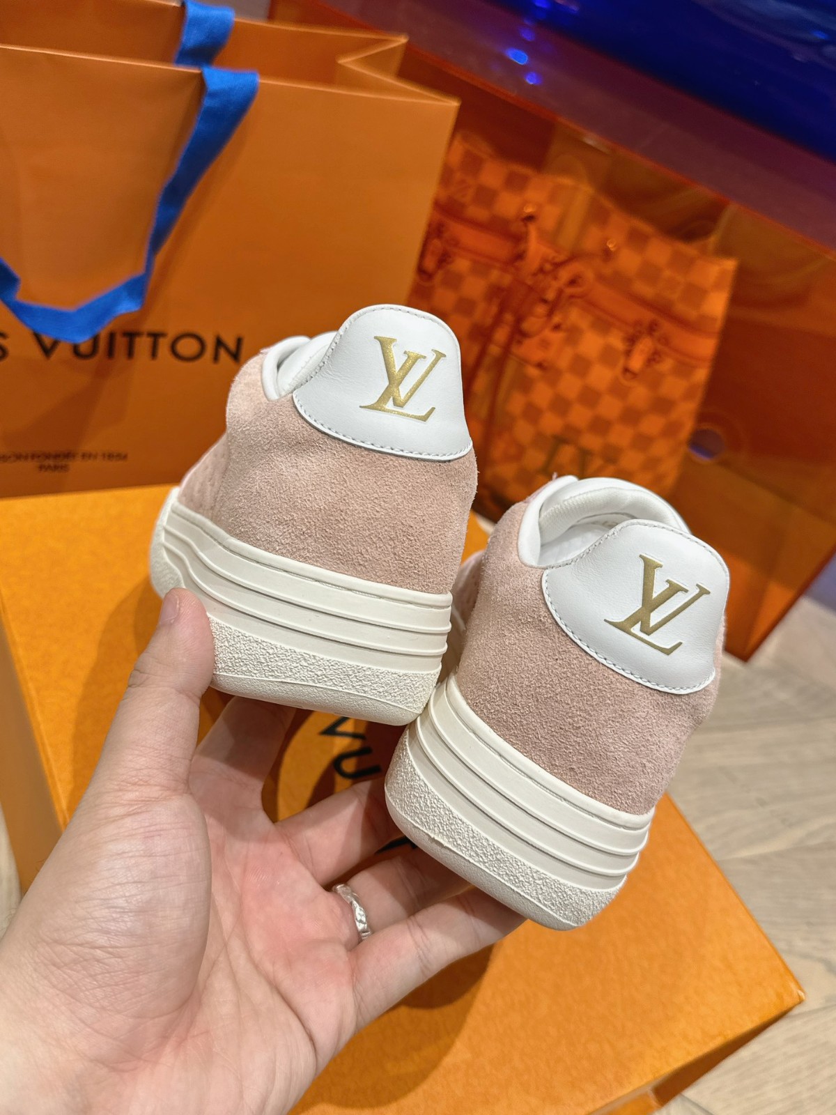 044 38123168 size 35-41