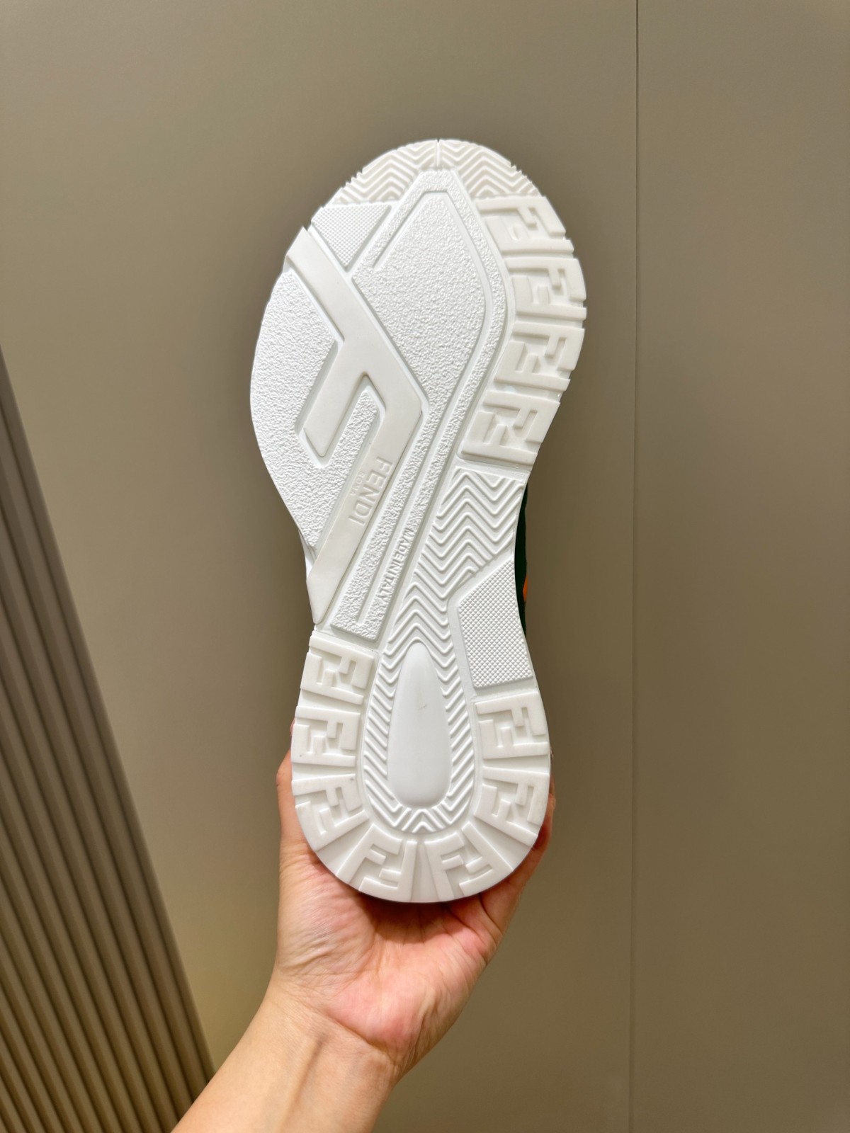 050 42123144 size 39-44