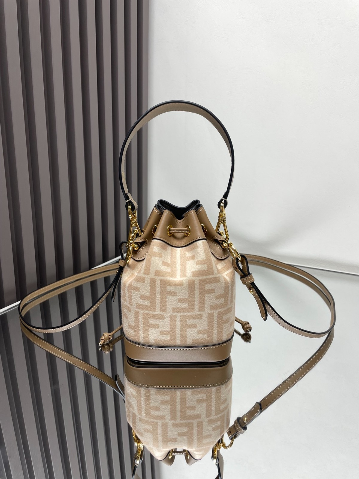 076 62123184 size 12x18x10cm