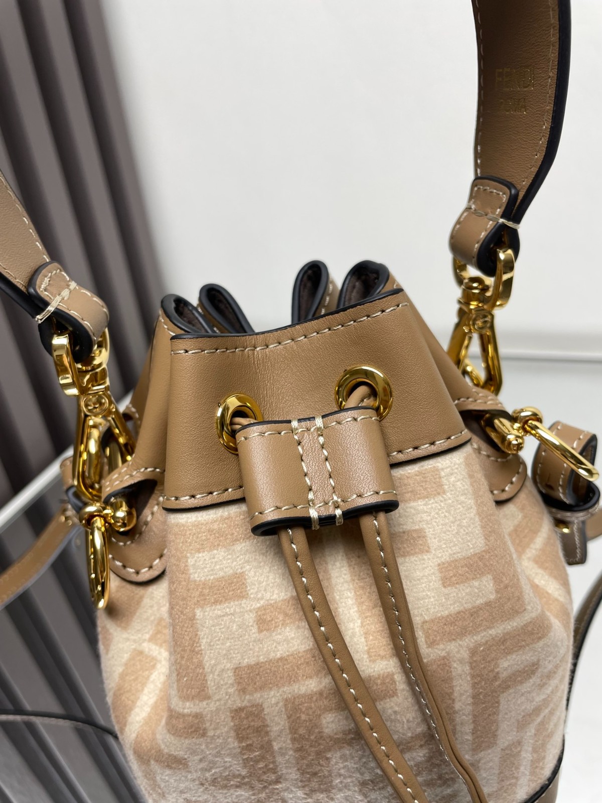 076 62123184 size 12x18x10cm